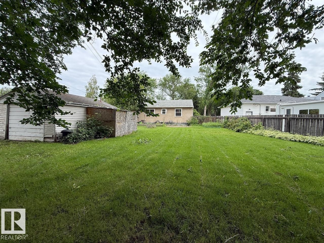 7607 83 Avenue Nw, Edmonton, AB - Outdoor