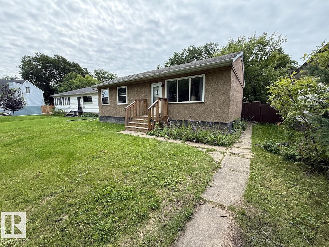 7607 83 Avenue Nw, Edmonton, AB - Outdoor