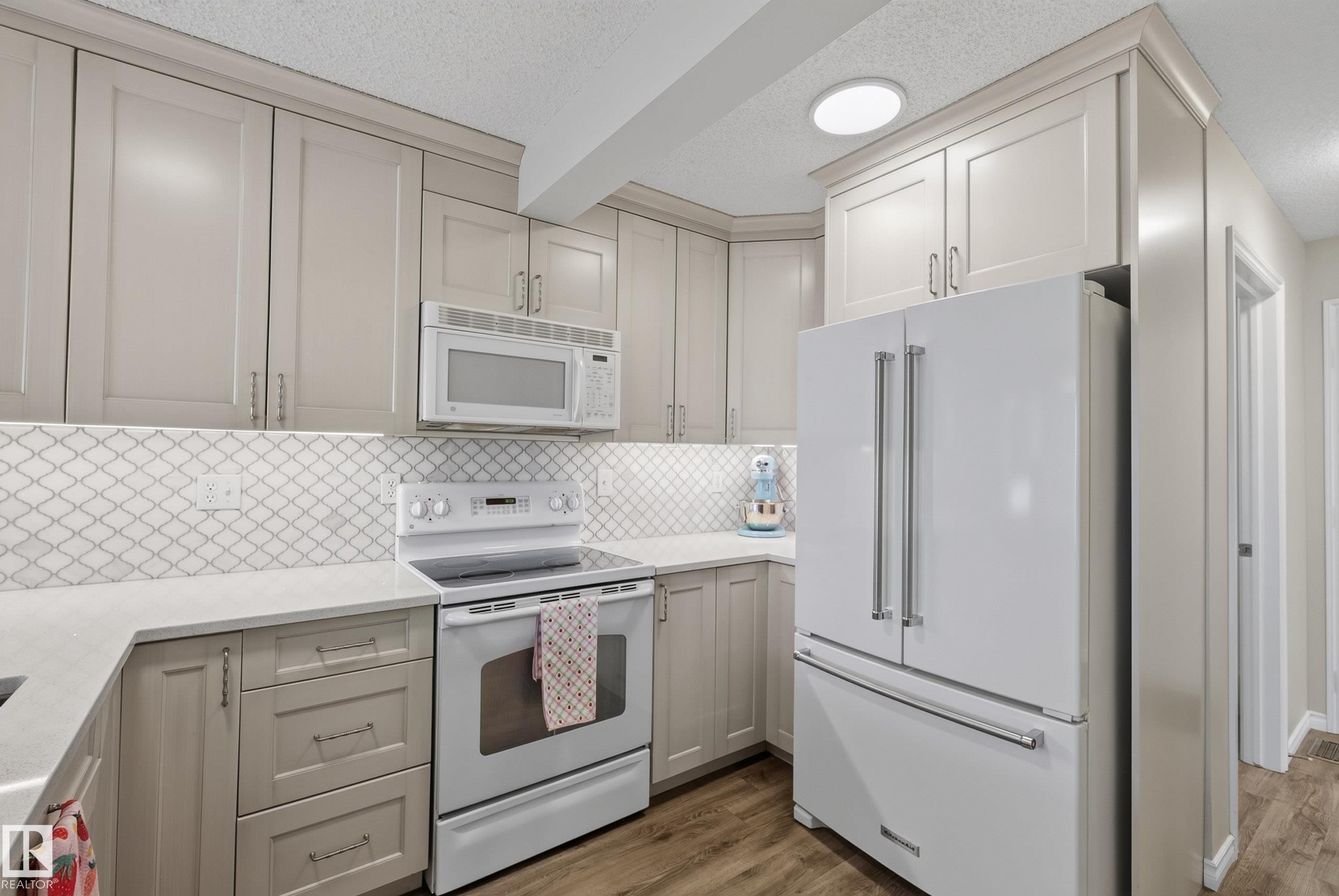 76 Leyland Way, Spruce Grove, AB - Indoor Photo Showing Kitchen