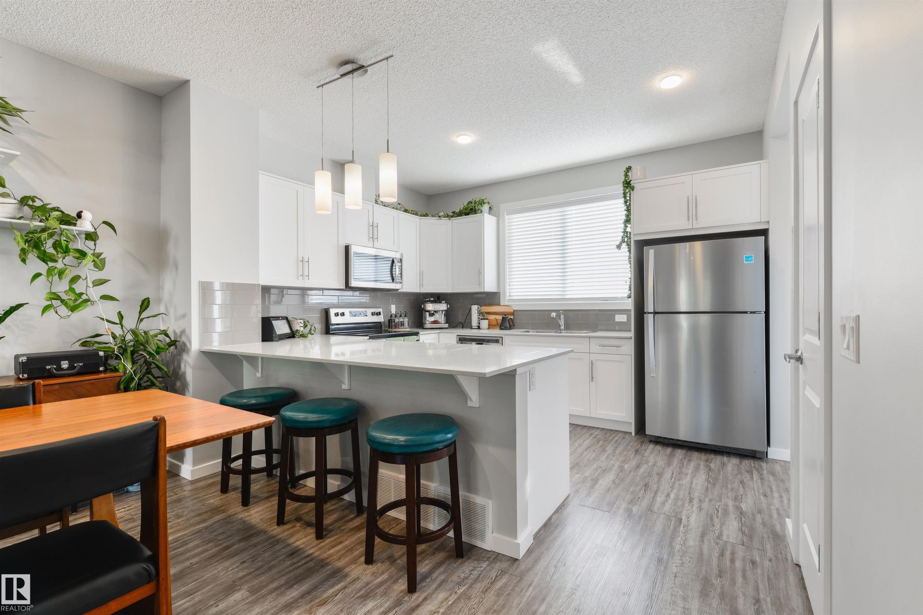 2617 Maple Way Nw, Edmonton, AB - Indoor Photo Showing Kitchen With Upgraded Kitchen
