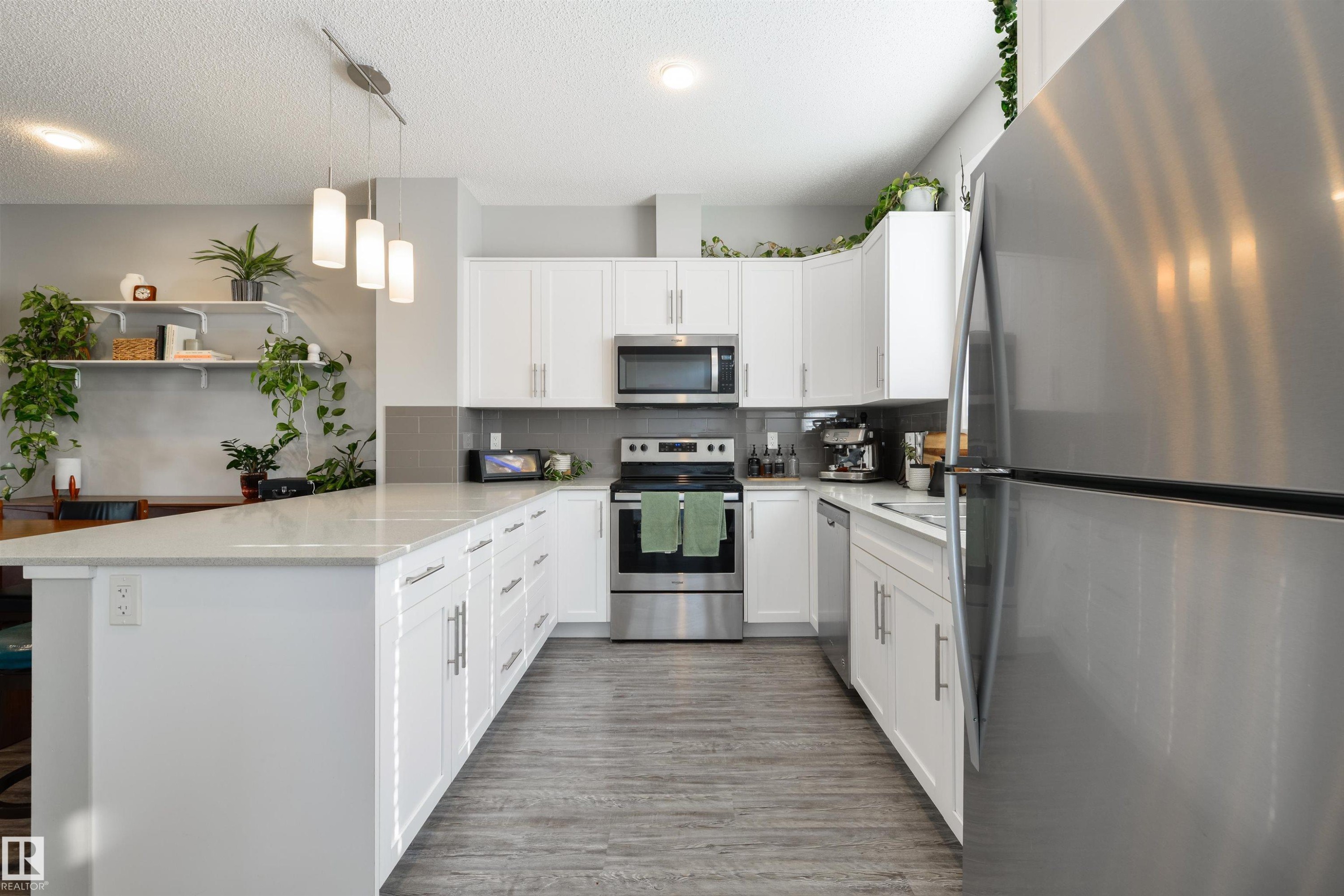 2617 Maple Way Nw, Edmonton, AB - Indoor Photo Showing Kitchen With Upgraded Kitchen