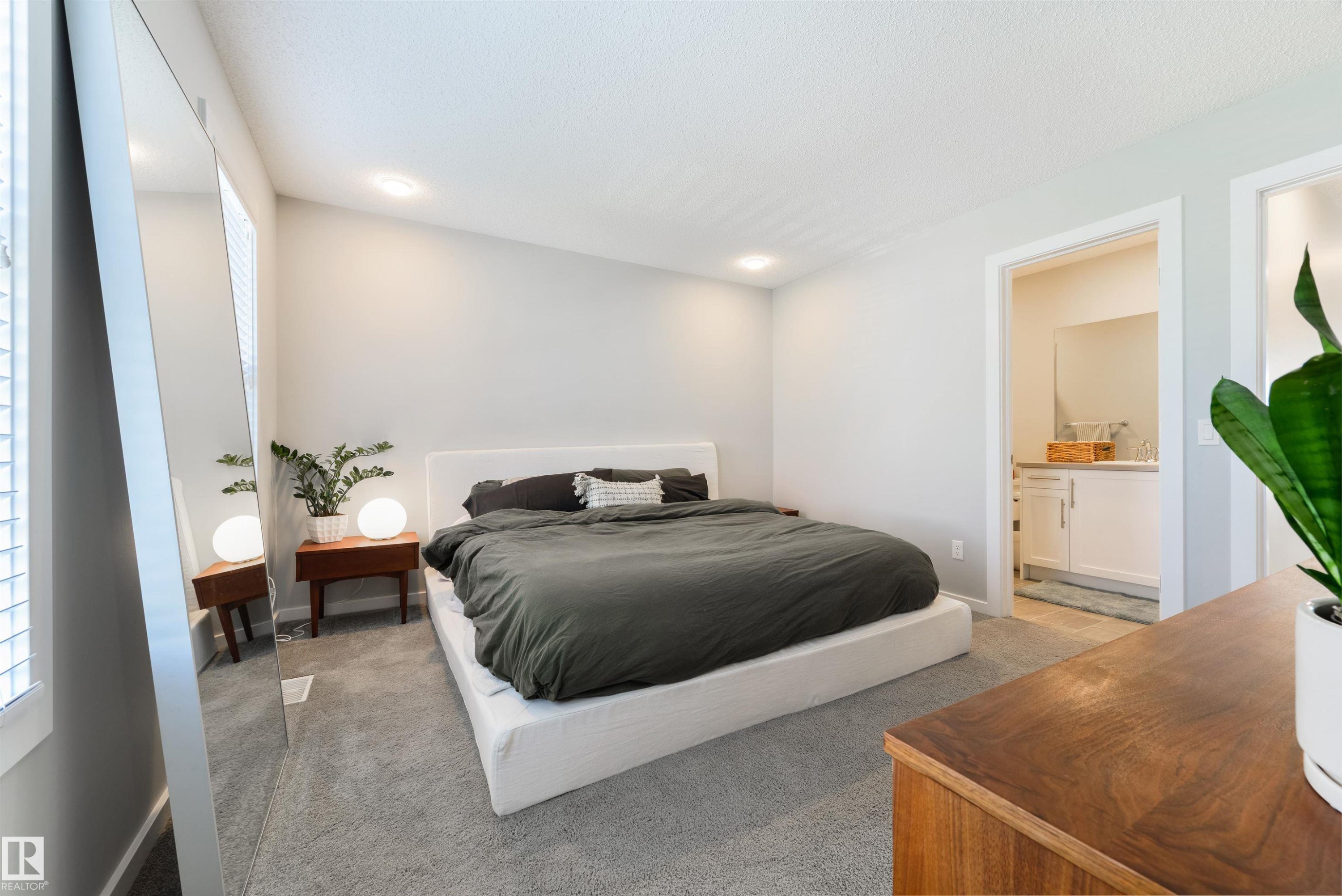 2617 Maple Way Nw, Edmonton, AB - Indoor Photo Showing Bedroom