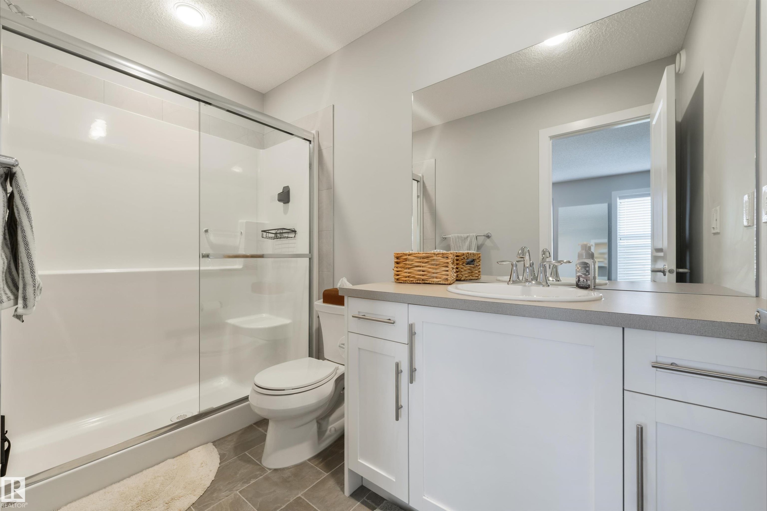2617 Maple Way Nw, Edmonton, AB - Indoor Photo Showing Bathroom