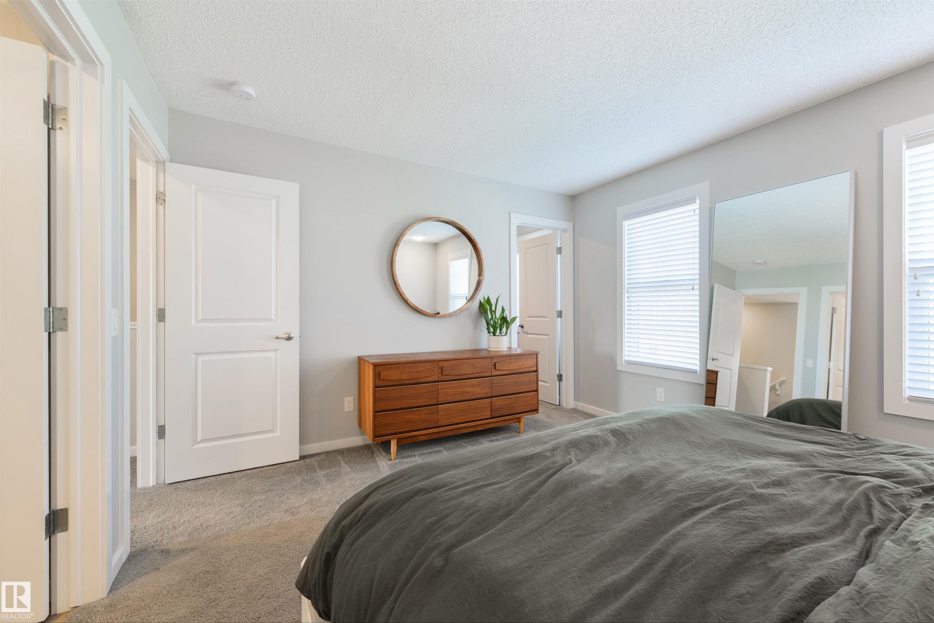 2617 Maple Way Nw, Edmonton, AB - Indoor Photo Showing Bedroom