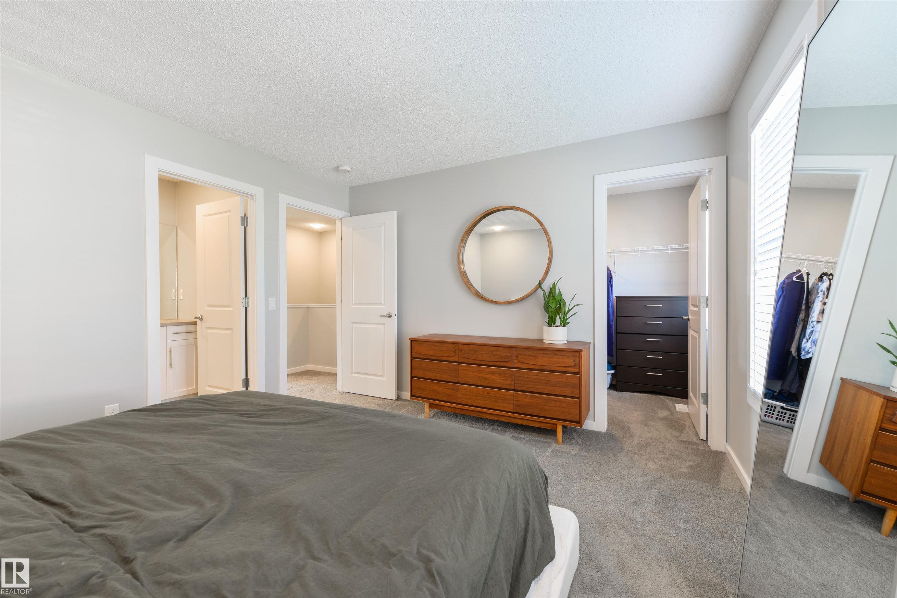 2617 Maple Way Nw, Edmonton, AB - Indoor Photo Showing Bedroom