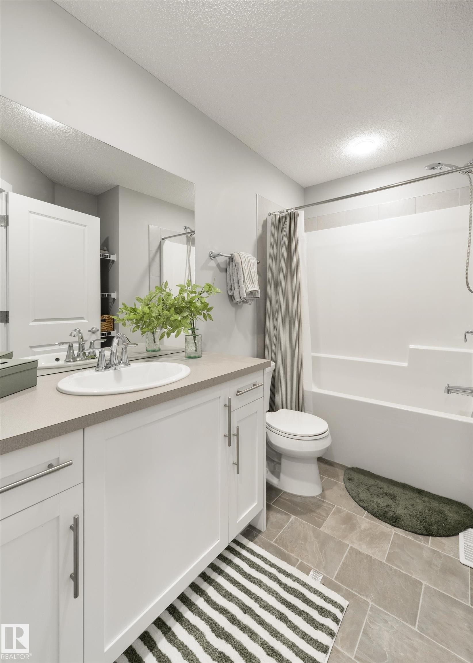 2617 Maple Way Nw, Edmonton, AB - Indoor Photo Showing Bathroom
