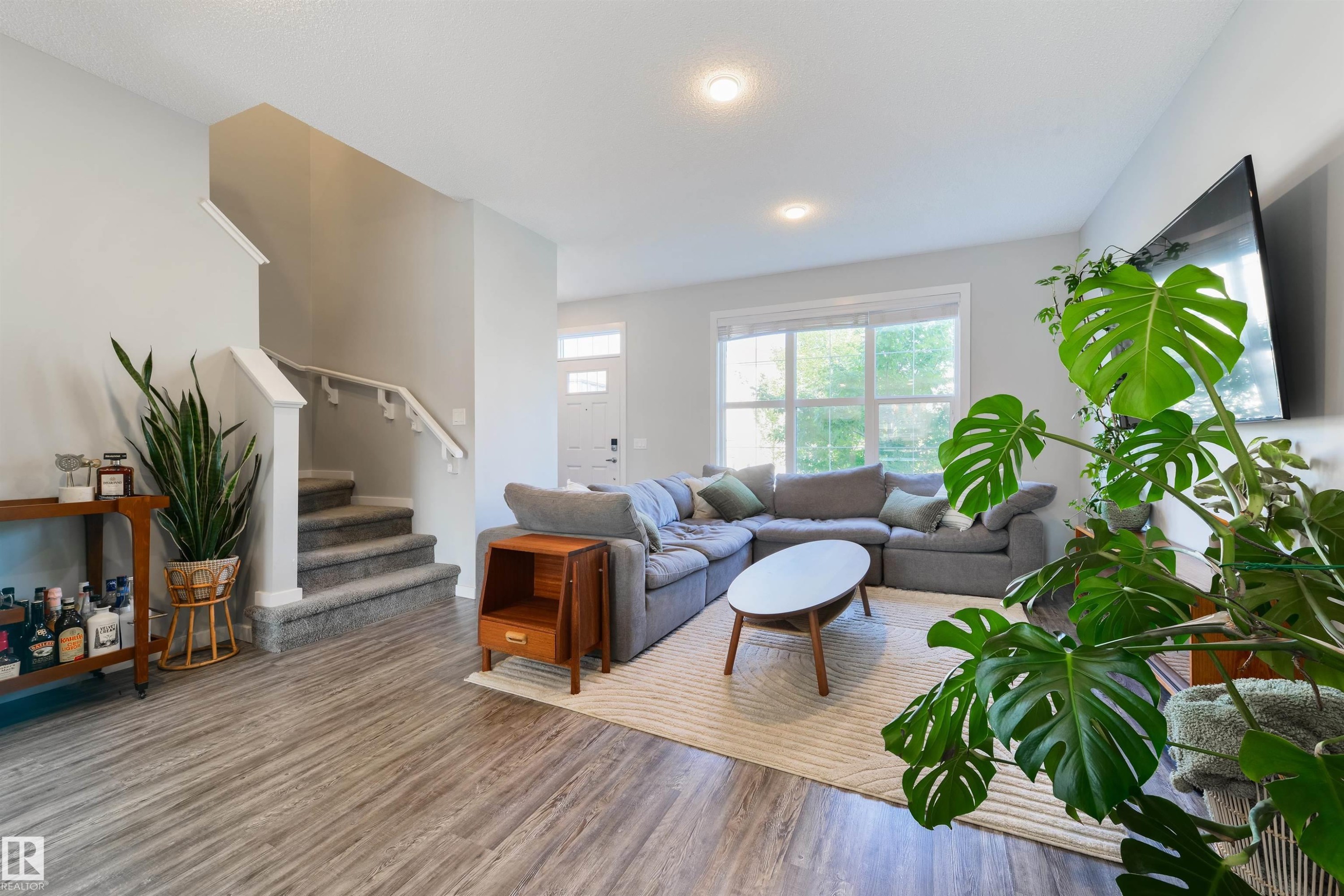 2617 Maple Way Nw, Edmonton, AB - Indoor Photo Showing Living Room
