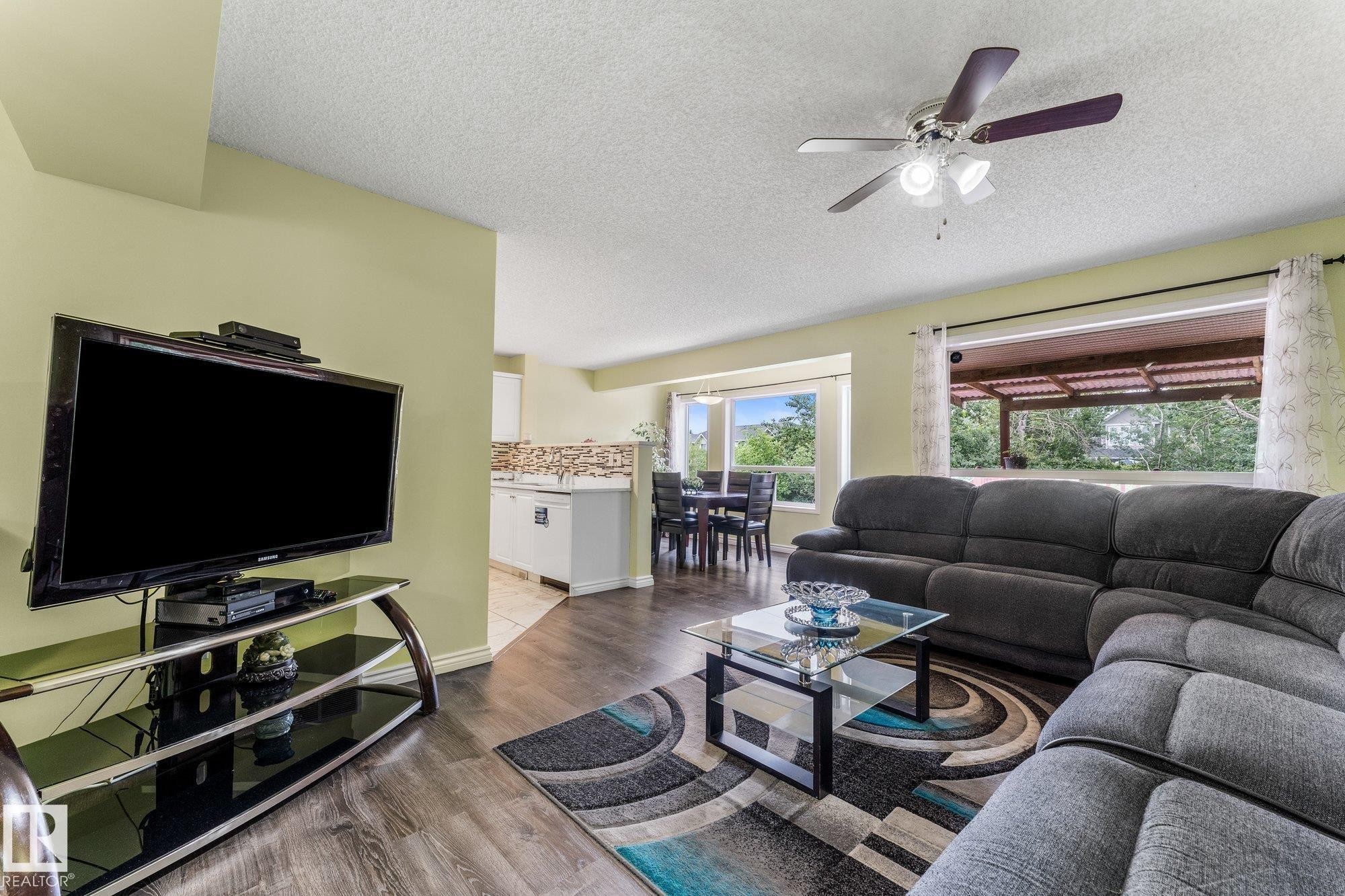 13148 151 Avenue Nw, Edmonton, AB - Indoor Photo Showing Living Room