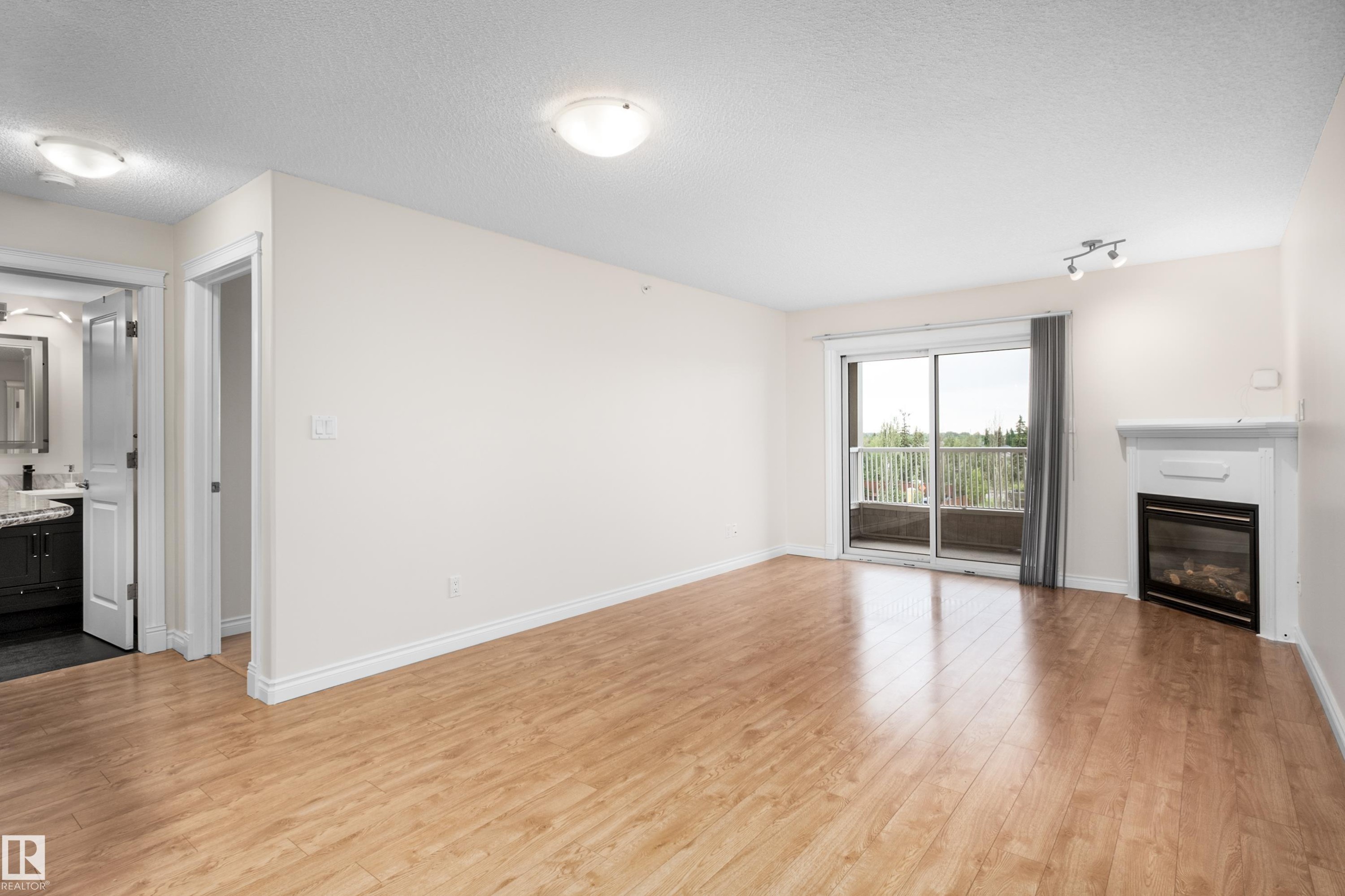 #408A 6 Spruce Ridge Dr, Spruce Grove, AB - Indoor Photo Showing Living Room With Fireplace