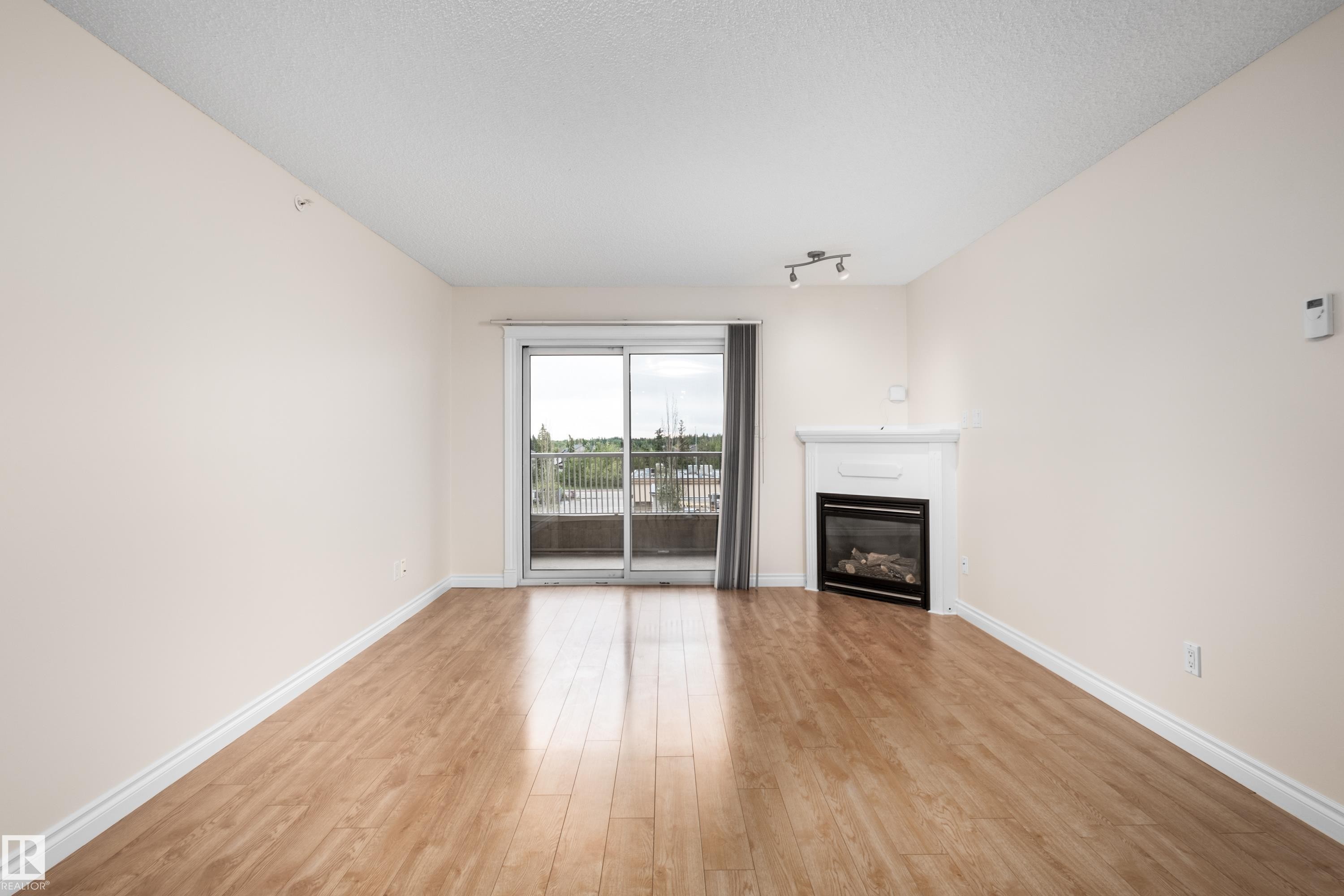 #408A 6 Spruce Ridge Dr, Spruce Grove, AB - Indoor Photo Showing Living Room With Fireplace
