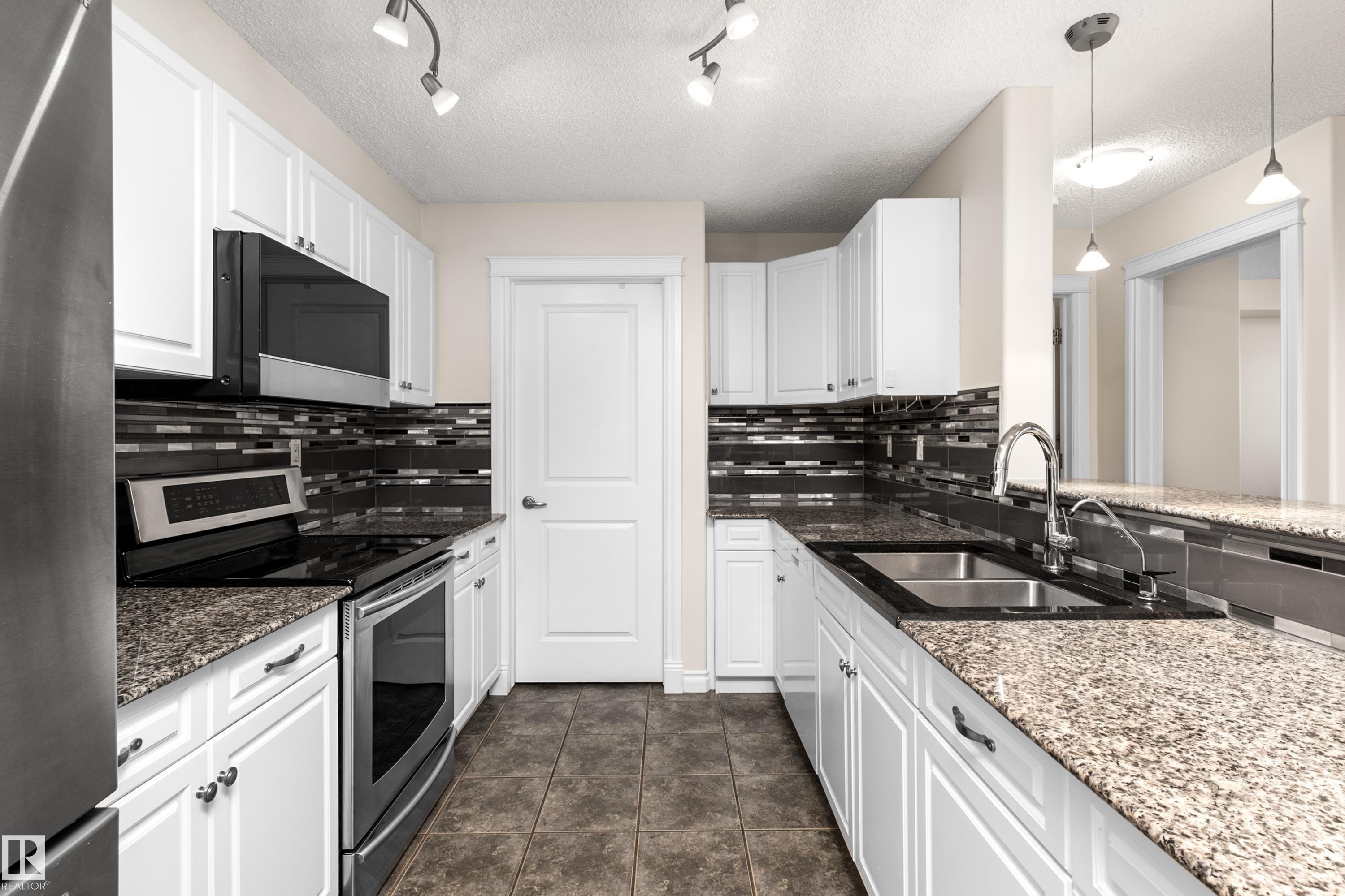 #408A 6 Spruce Ridge Dr, Spruce Grove, AB - Indoor Photo Showing Kitchen With Double Sink With Upgraded Kitchen