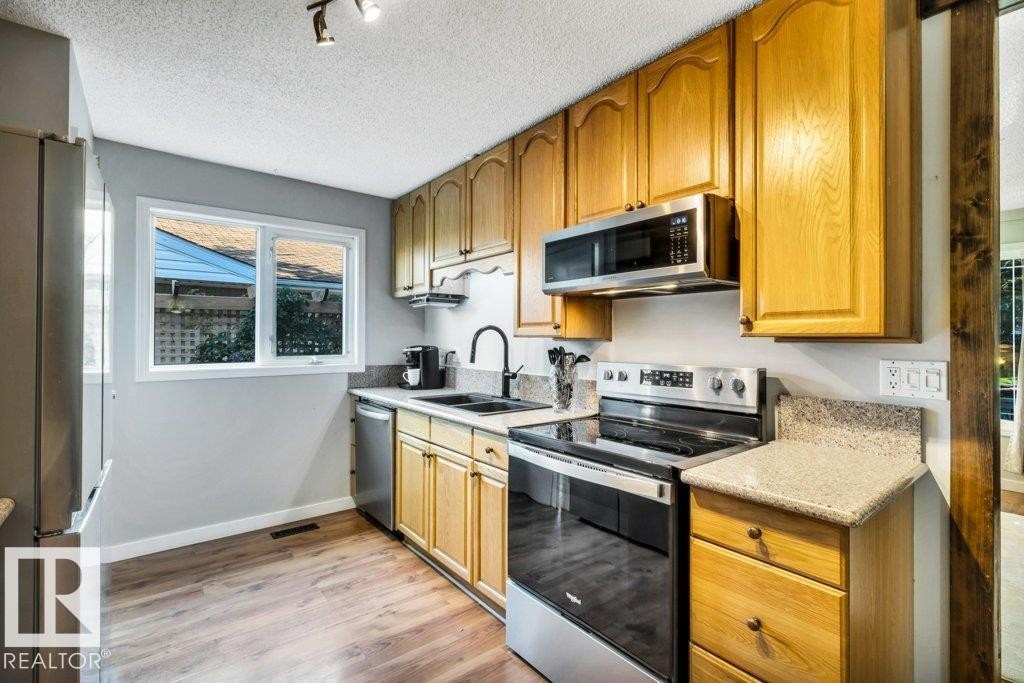 216 Greenwood Drive, Spruce Grove, AB - Indoor Photo Showing Kitchen With Double Sink