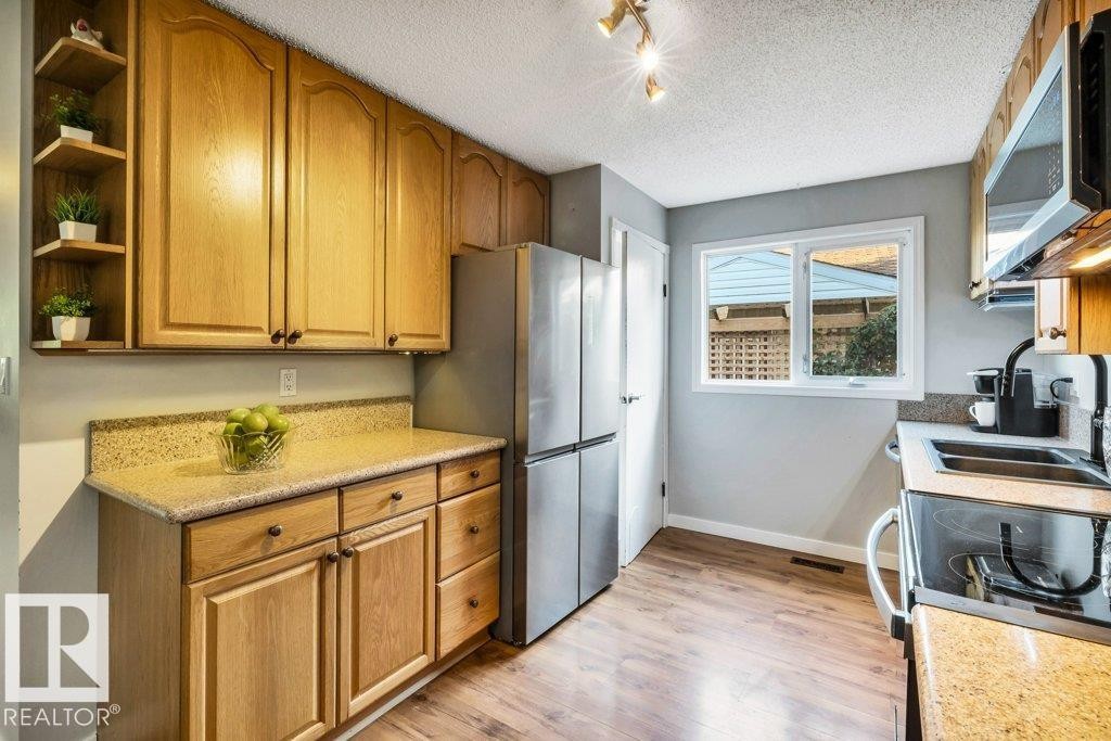 216 Greenwood Drive, Spruce Grove, AB - Indoor Photo Showing Kitchen