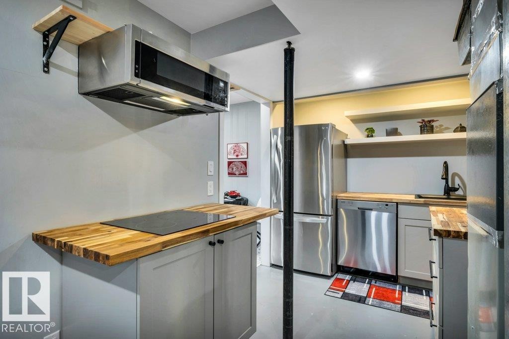 216 Greenwood Drive, Spruce Grove, AB - Indoor Photo Showing Kitchen
