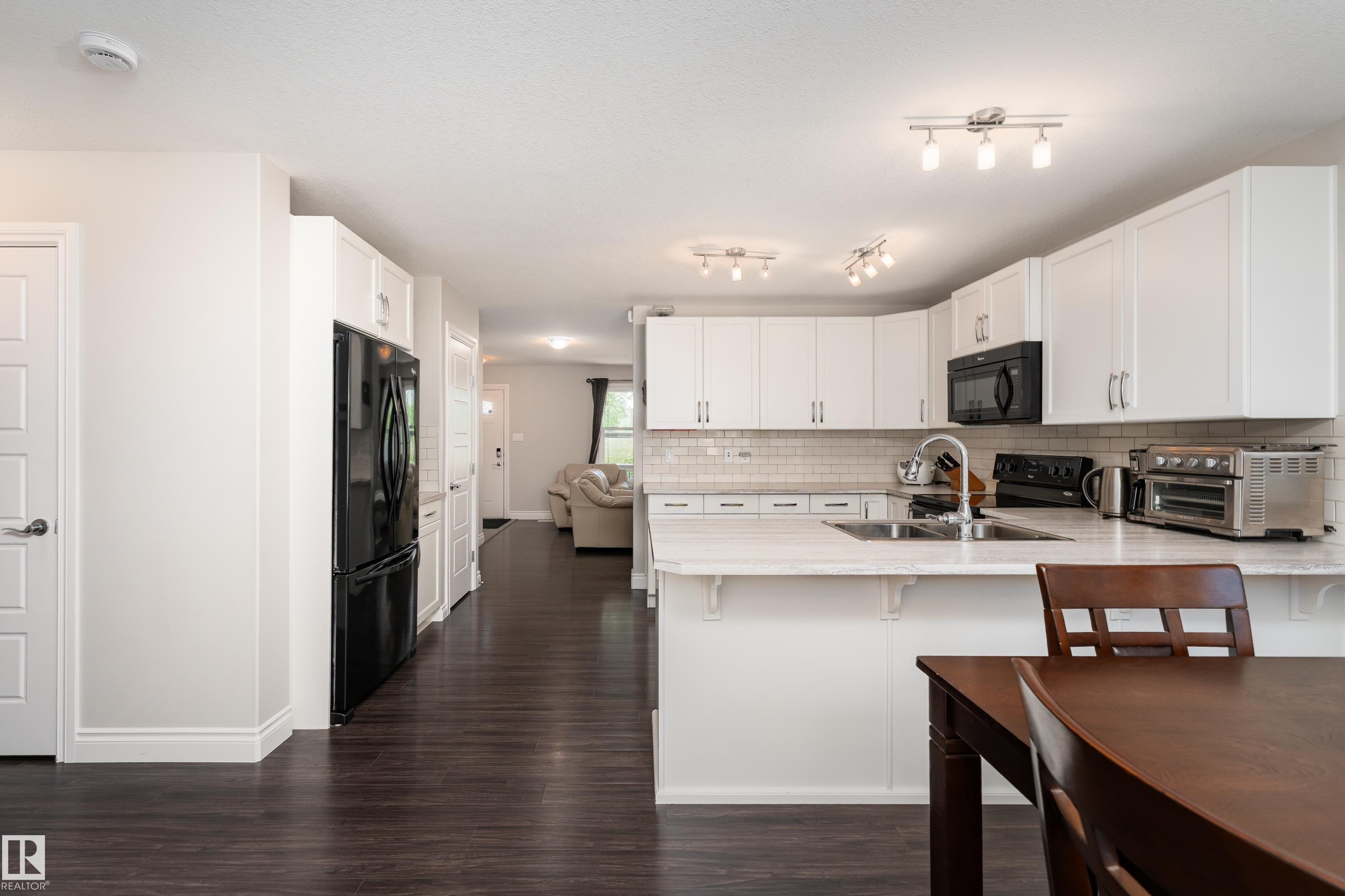 2338 Glenridding Boulevard Sw, Edmonton, AB - Indoor Photo Showing Kitchen With Double Sink