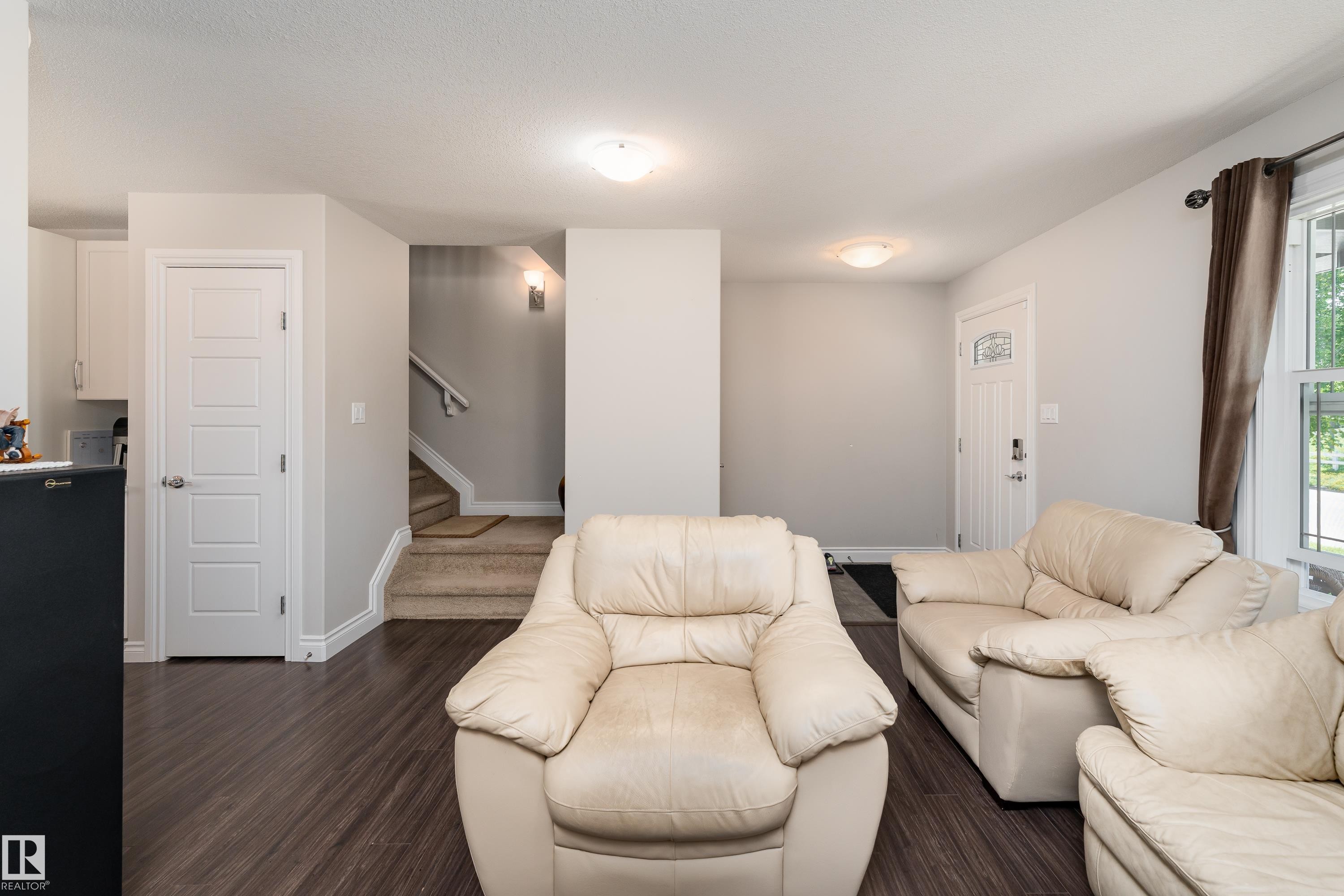 2338 Glenridding Boulevard Sw, Edmonton, AB - Indoor Photo Showing Living Room