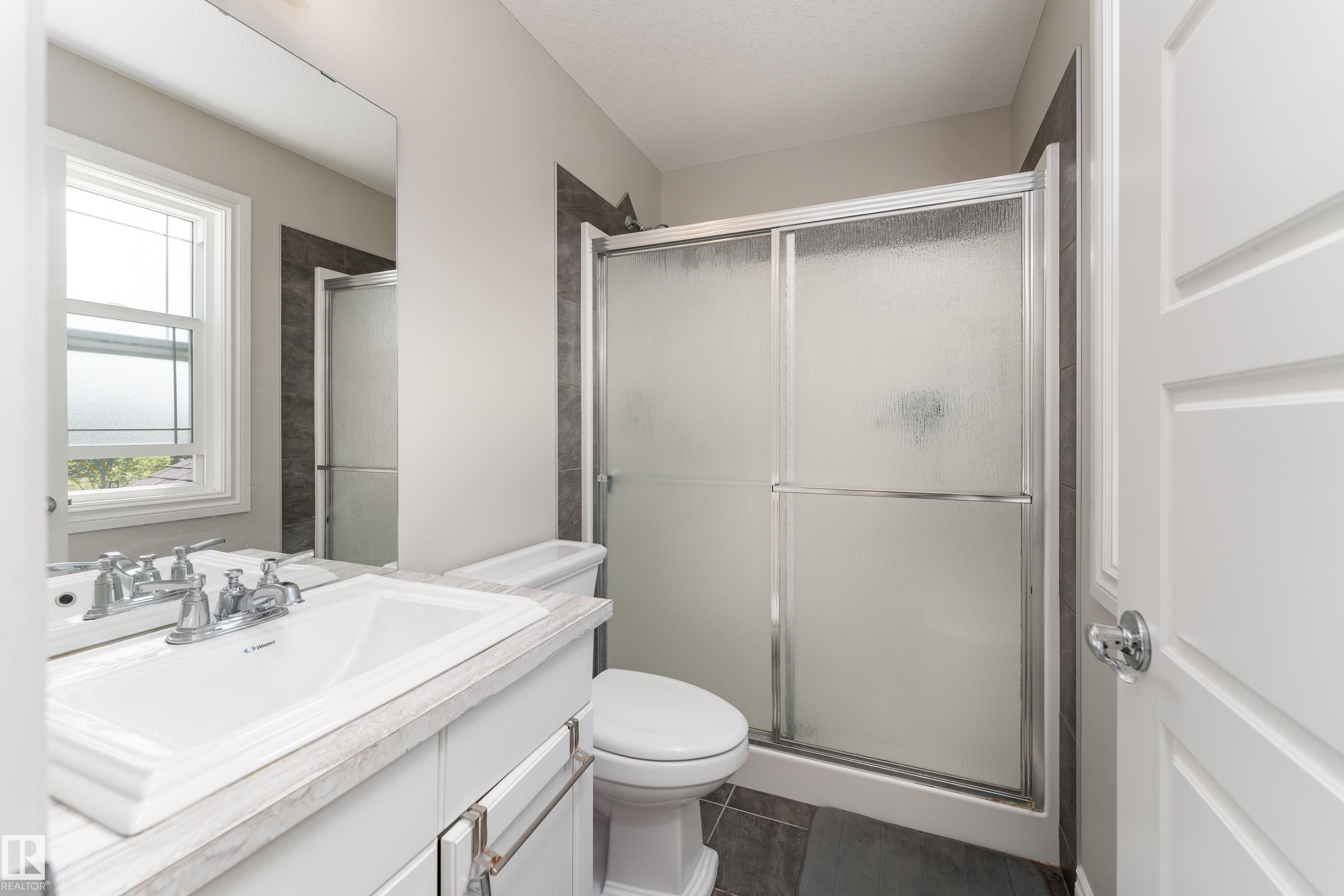2338 Glenridding Boulevard Sw, Edmonton, AB - Indoor Photo Showing Bathroom