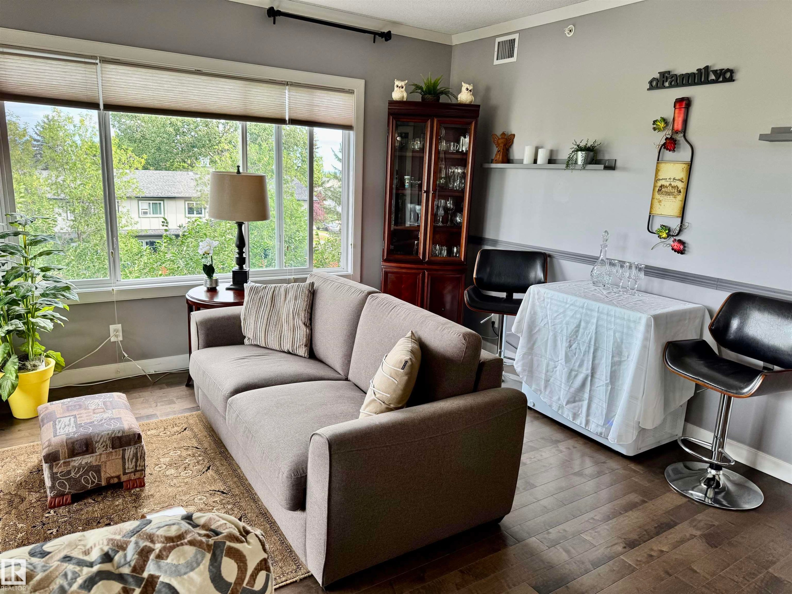 #304 100 Crystal Ln, Sherwood Park, AB - Indoor Photo Showing Living Room