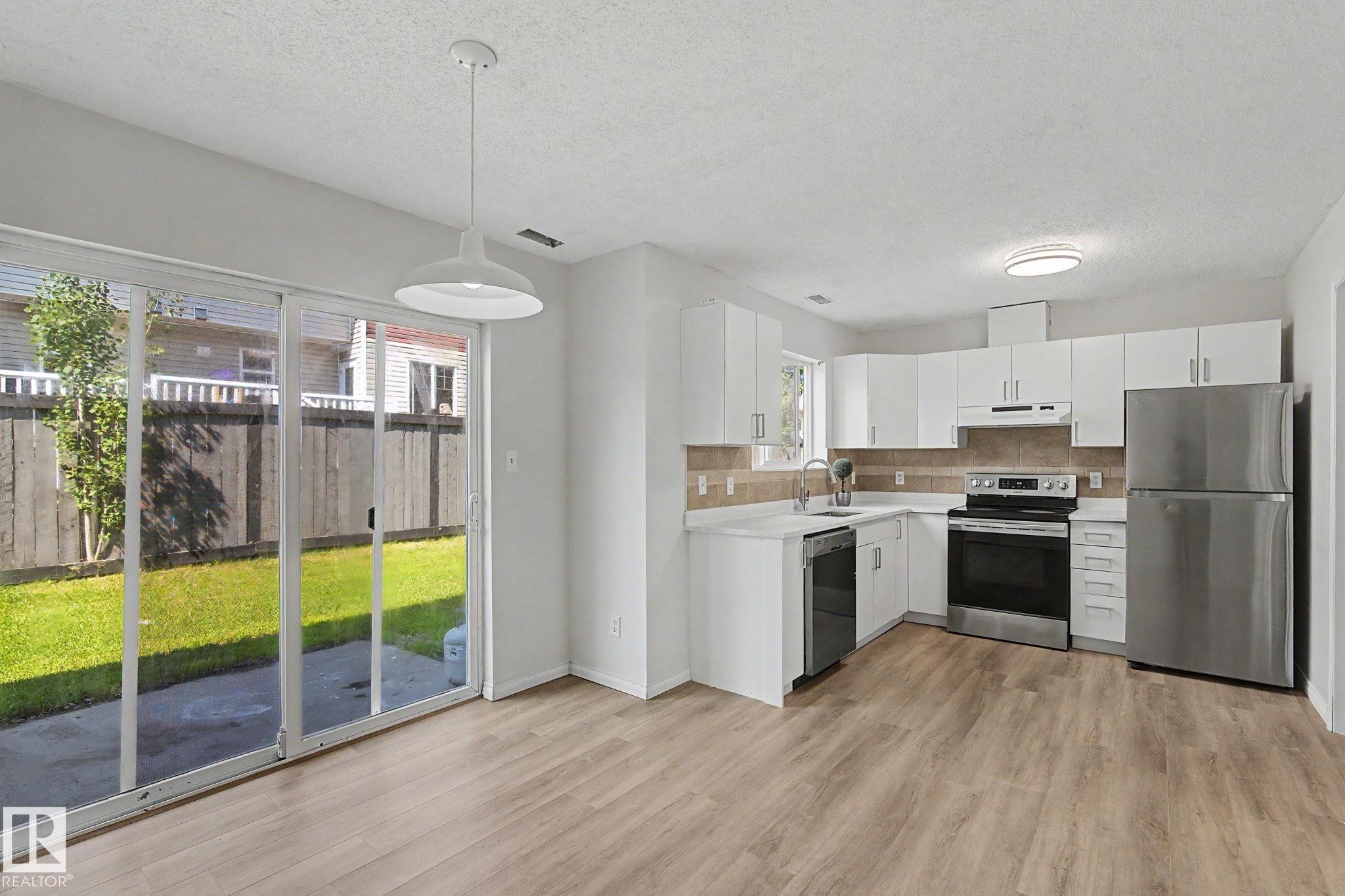 #152 180 Bridgeport Bv, Leduc, AB - Indoor Photo Showing Kitchen With Stainless Steel Kitchen