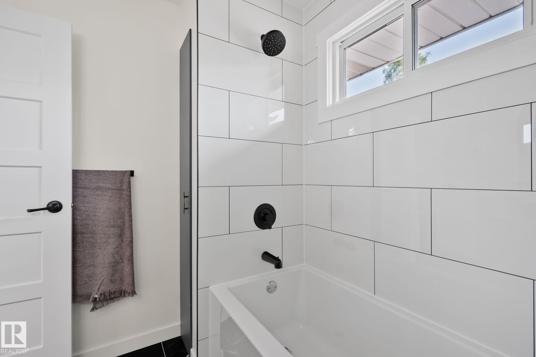 10619 35 Avenue Nw, Edmonton, AB - Indoor Photo Showing Bathroom