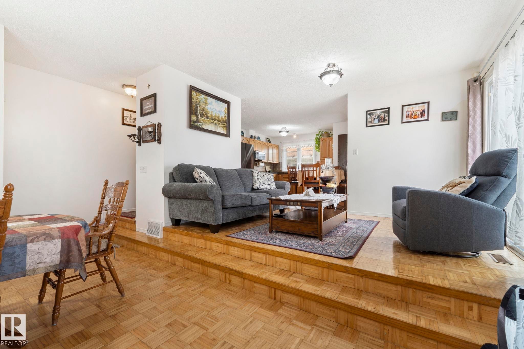 8704 43 Avenue Nw, Edmonton, AB - Indoor Photo Showing Living Room