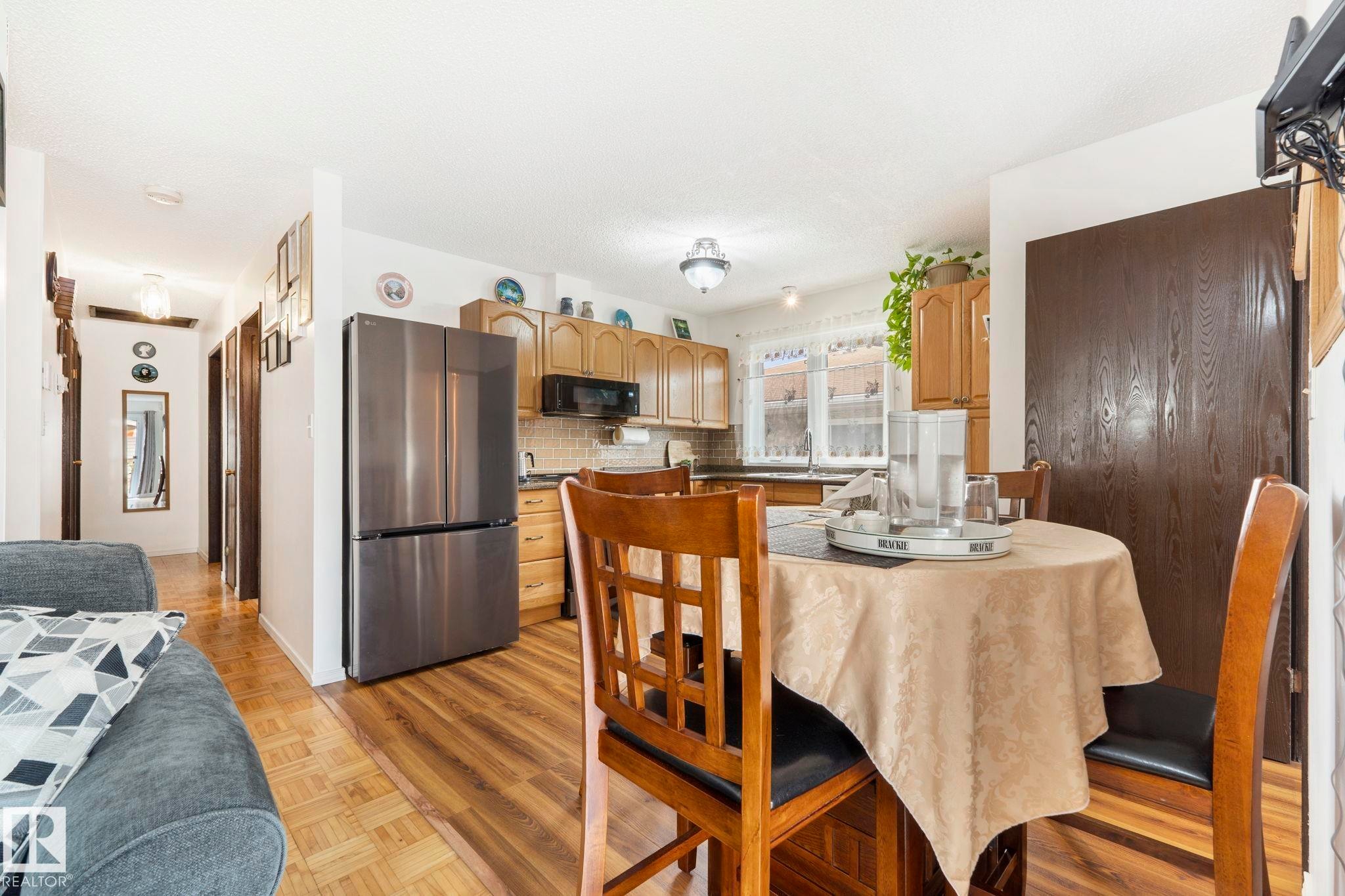 8704 43 Avenue Nw, Edmonton, AB - Indoor Photo Showing Dining Room