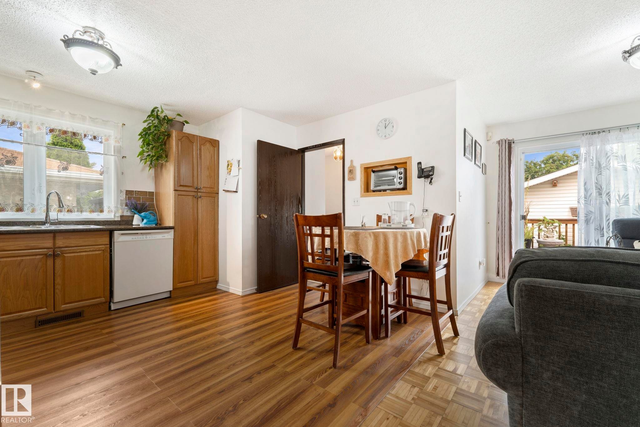 8704 43 Avenue Nw, Edmonton, AB - Indoor