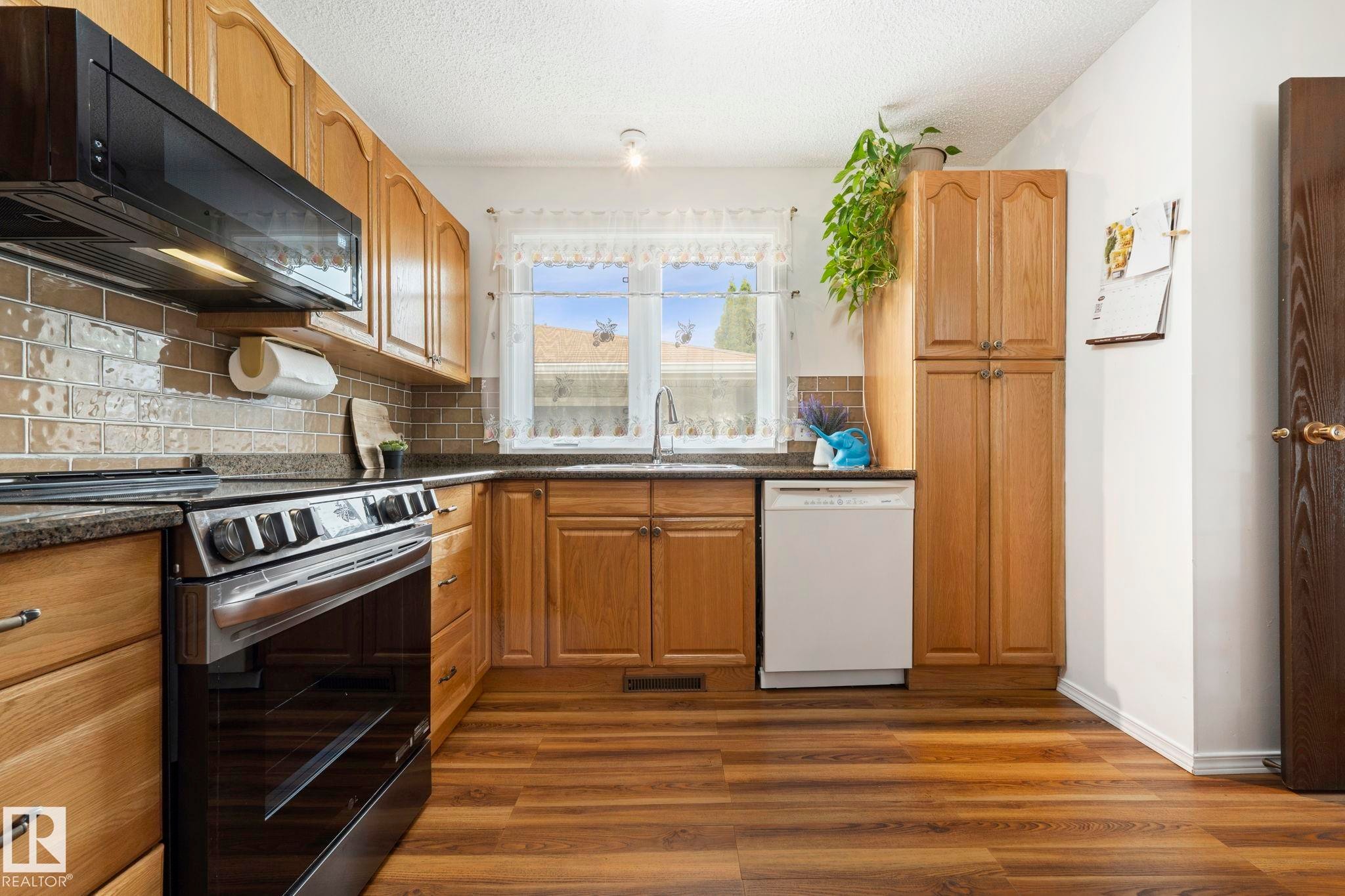 8704 43 Avenue Nw, Edmonton, AB - Indoor Photo Showing Kitchen