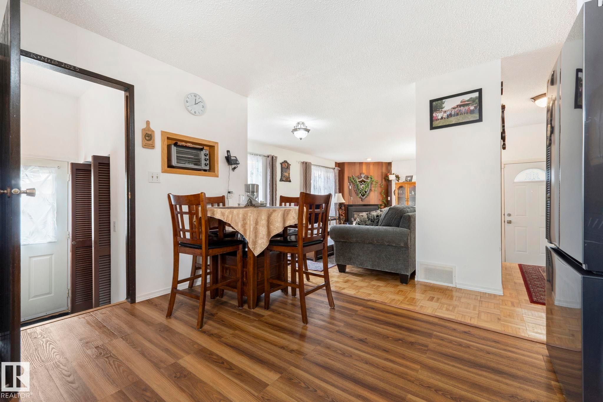 8704 43 Avenue Nw, Edmonton, AB - Indoor Photo Showing Dining Room