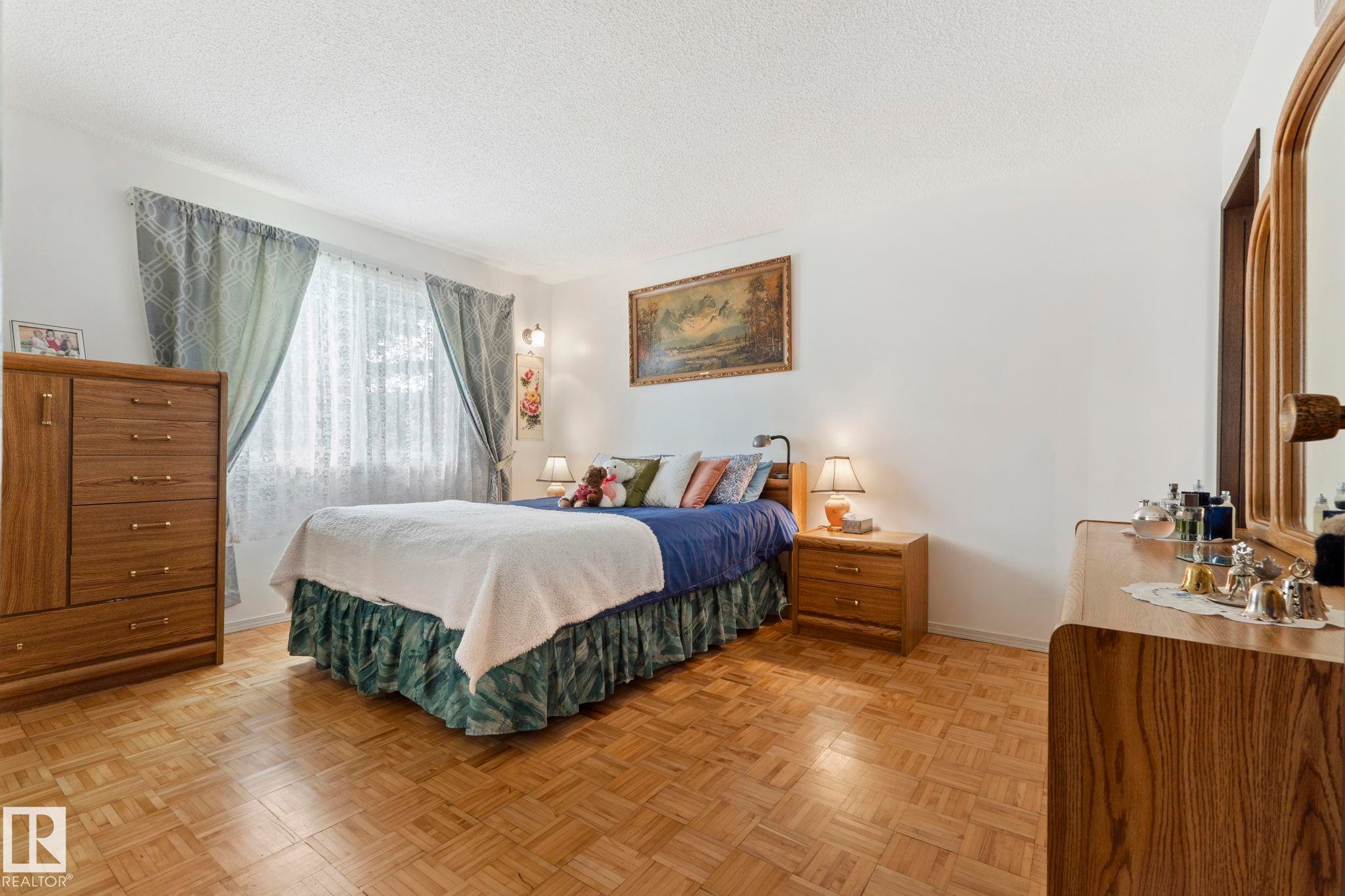 8704 43 Avenue Nw, Edmonton, AB - Indoor Photo Showing Bedroom