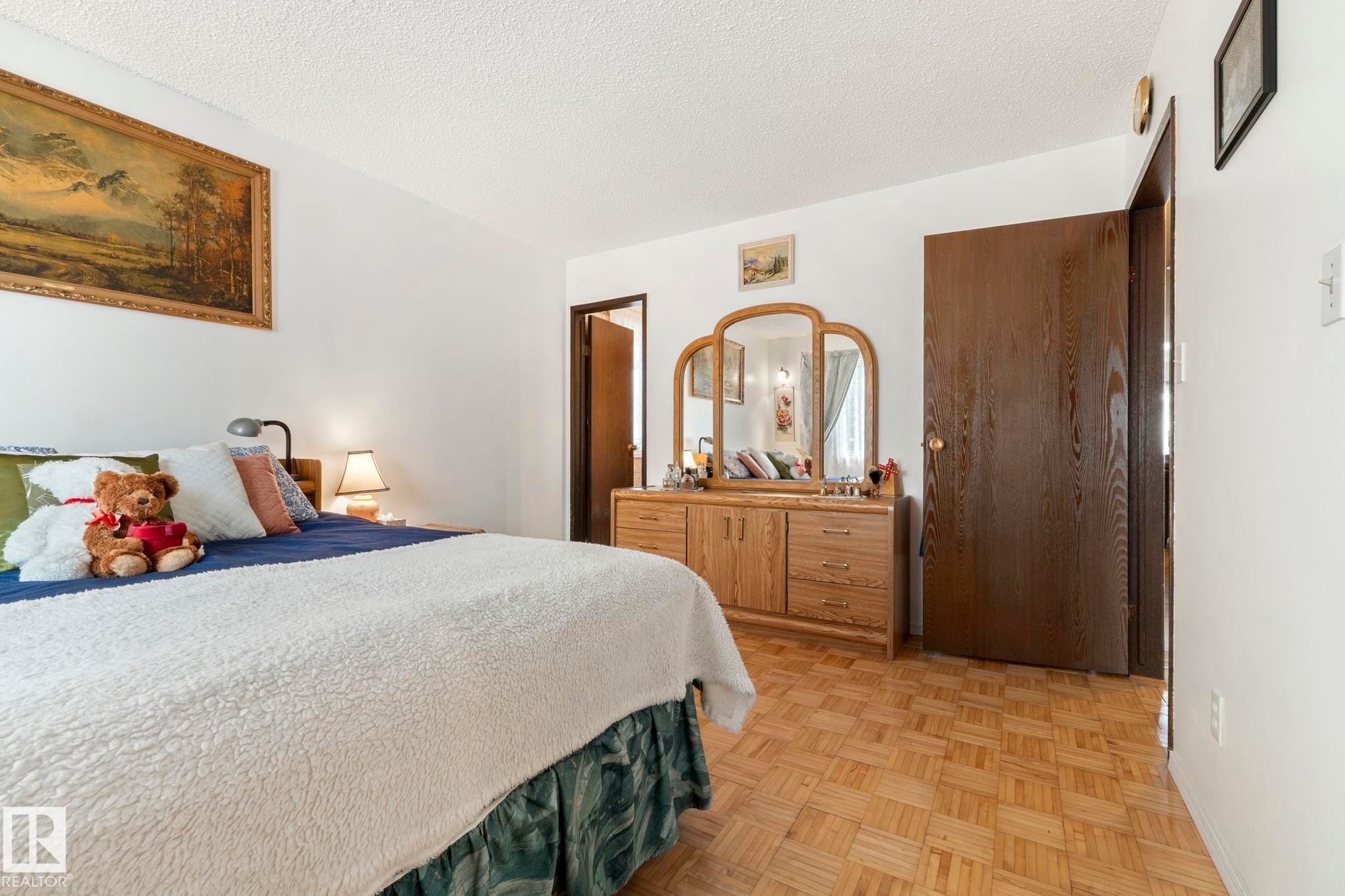 8704 43 Avenue Nw, Edmonton, AB - Indoor Photo Showing Bedroom