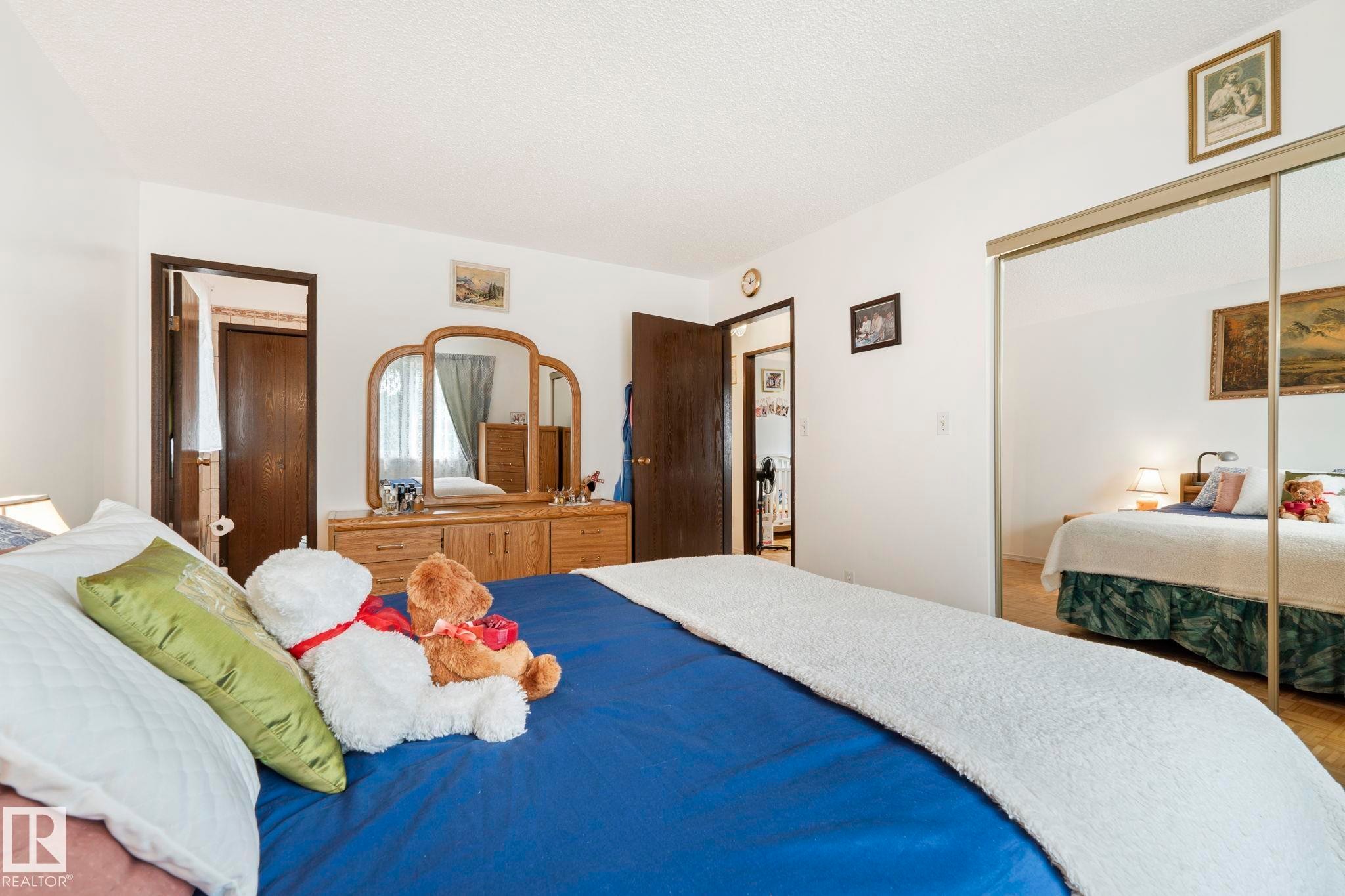 8704 43 Avenue Nw, Edmonton, AB - Indoor Photo Showing Bedroom