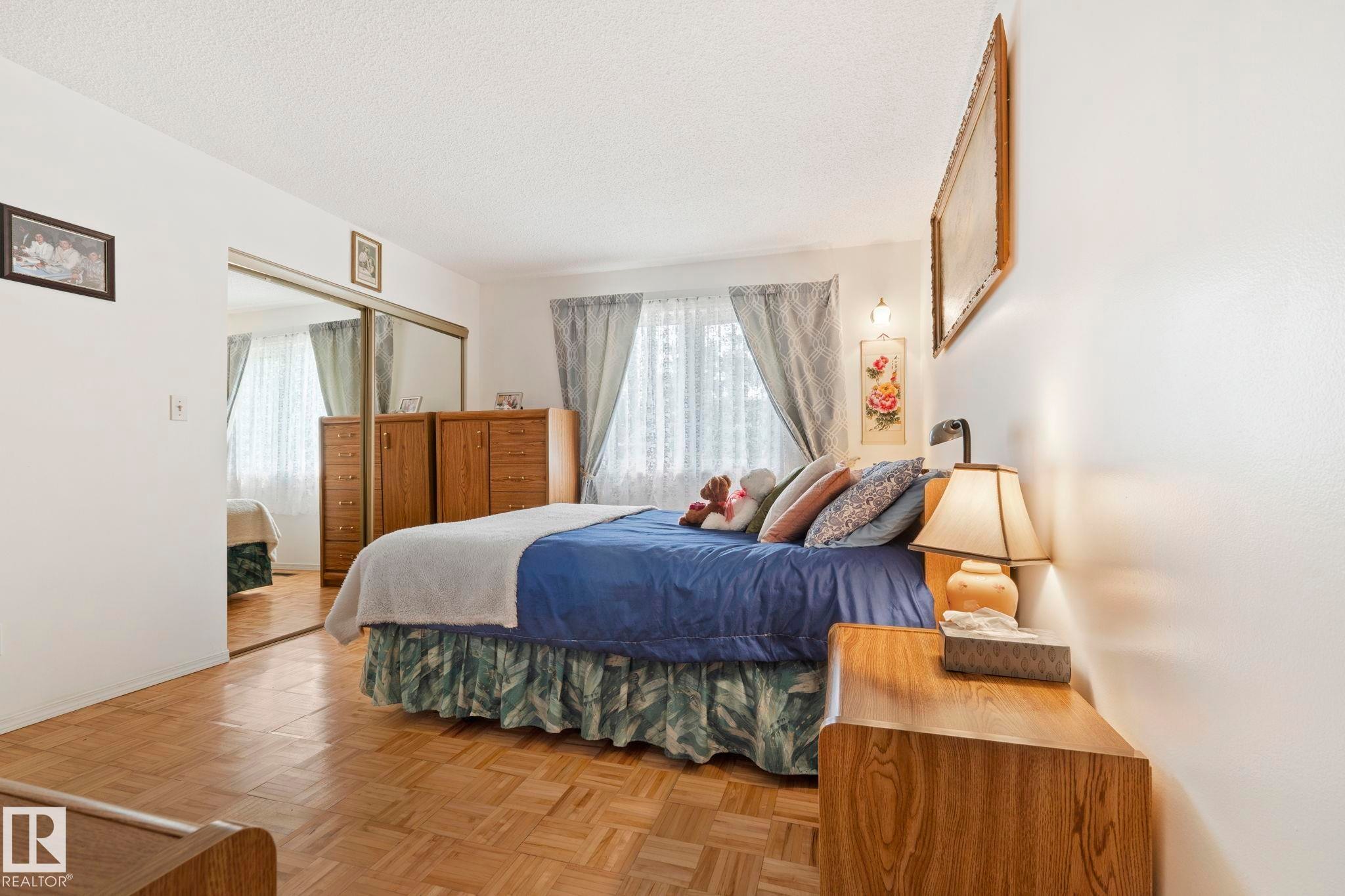 8704 43 Avenue Nw, Edmonton, AB - Indoor Photo Showing Bedroom