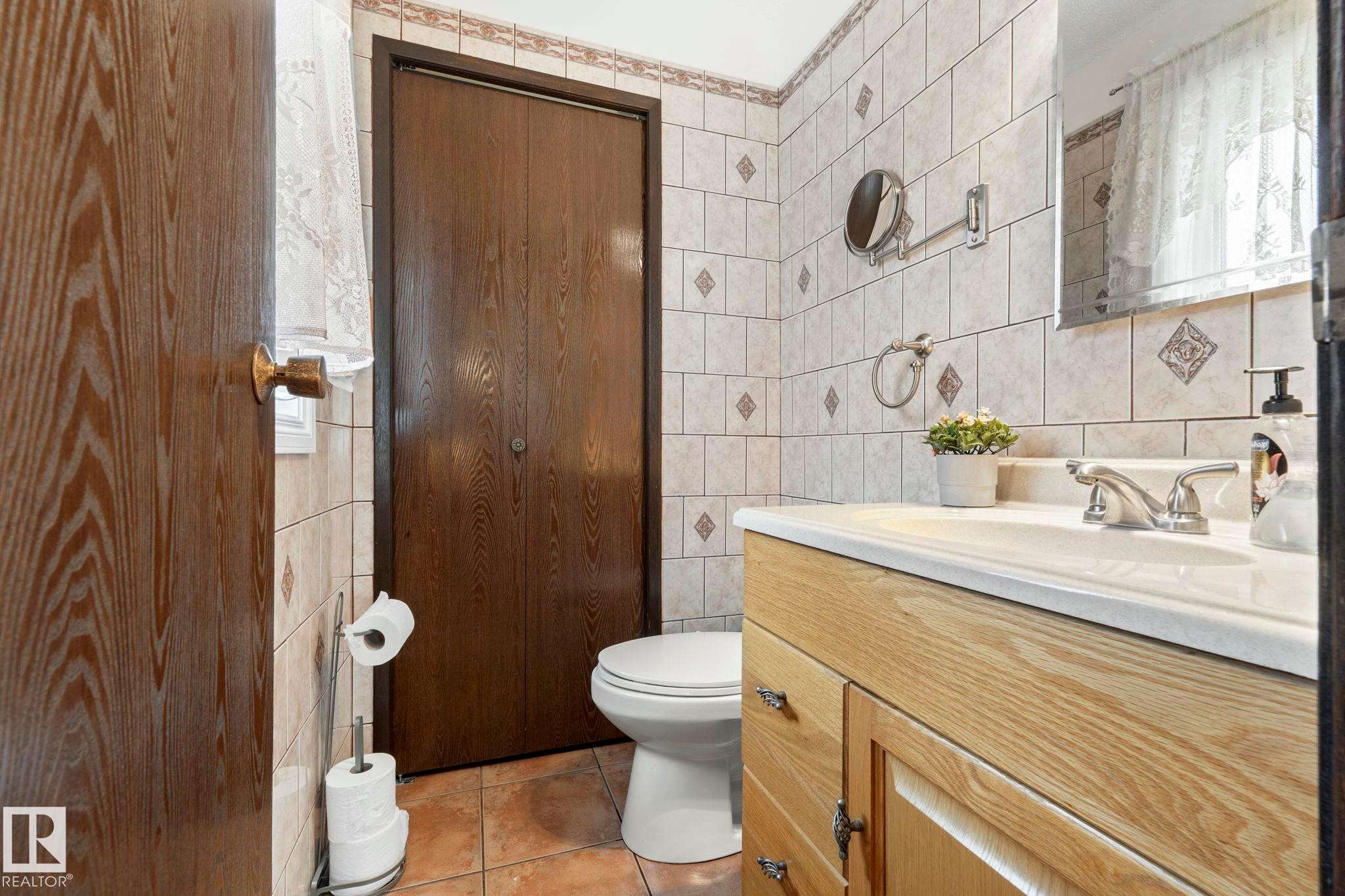 8704 43 Avenue Nw, Edmonton, AB - Indoor Photo Showing Bathroom