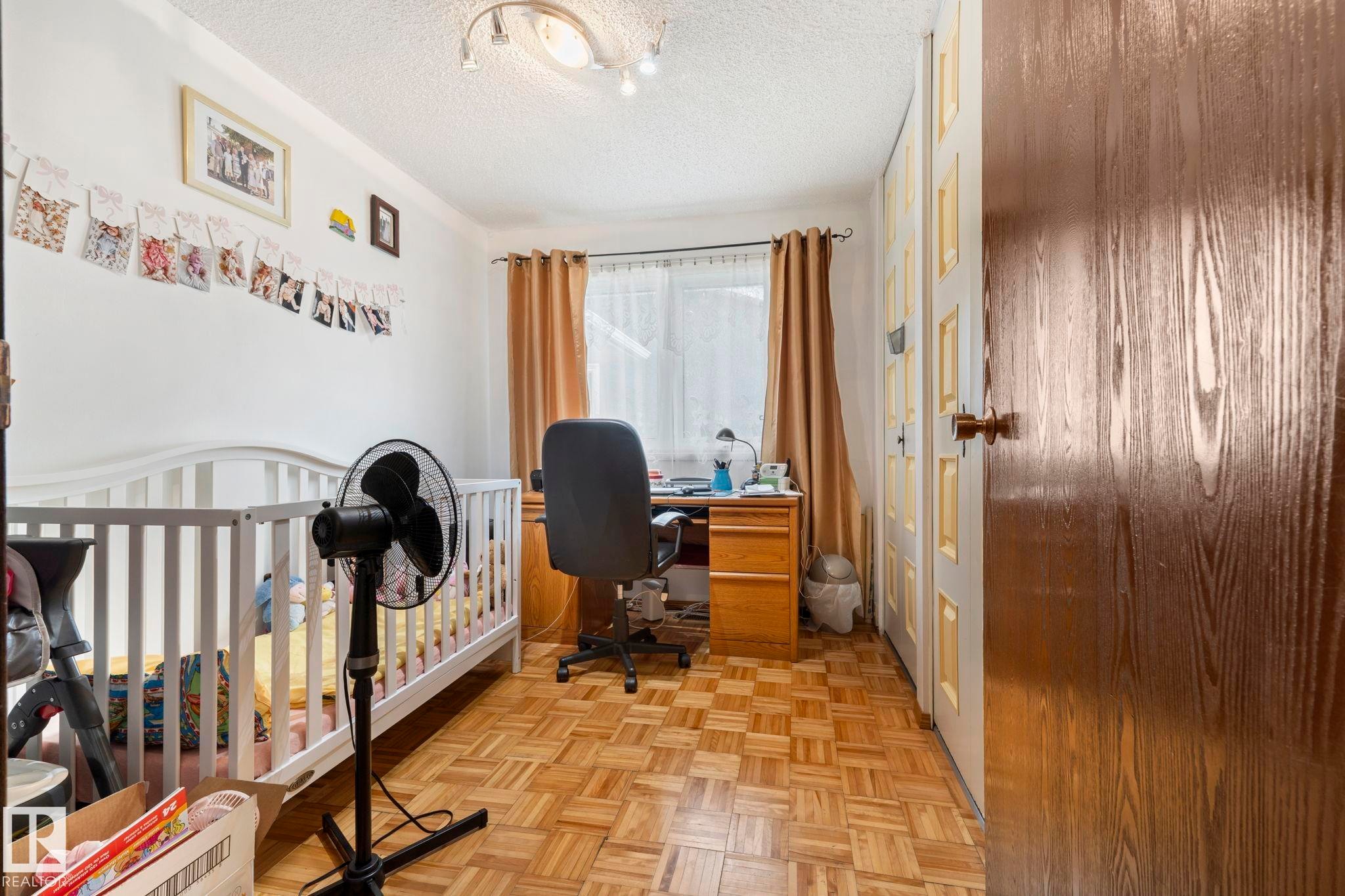 8704 43 Avenue Nw, Edmonton, AB - Indoor