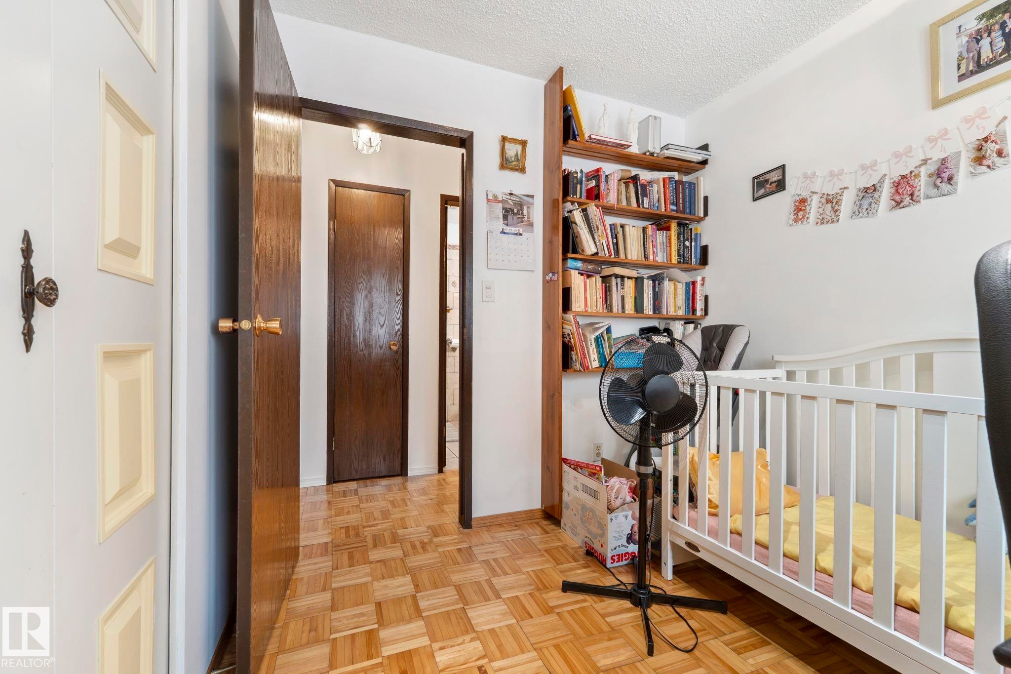 8704 43 Avenue Nw, Edmonton, AB - Indoor