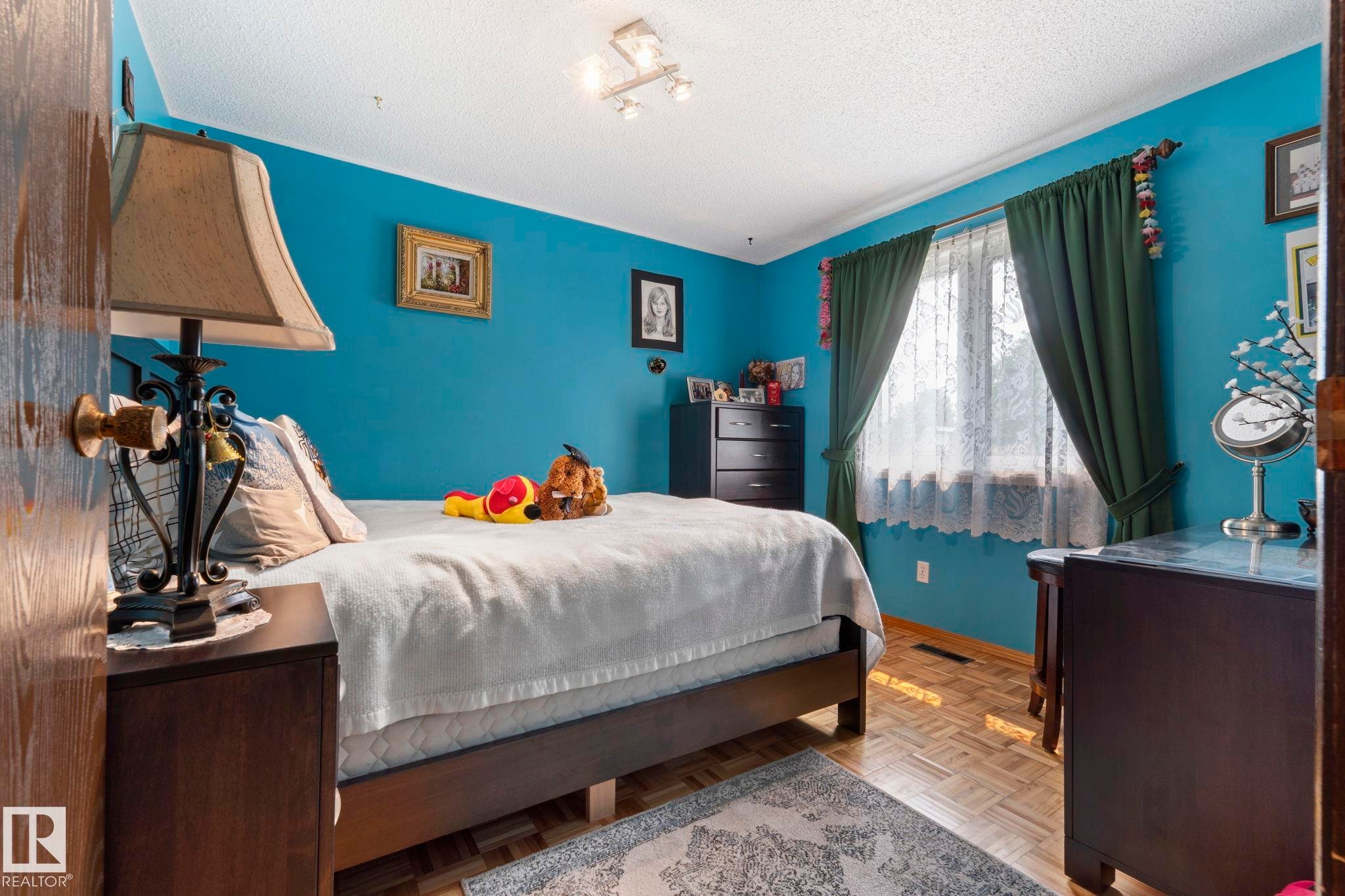 8704 43 Avenue Nw, Edmonton, AB - Indoor Photo Showing Bedroom