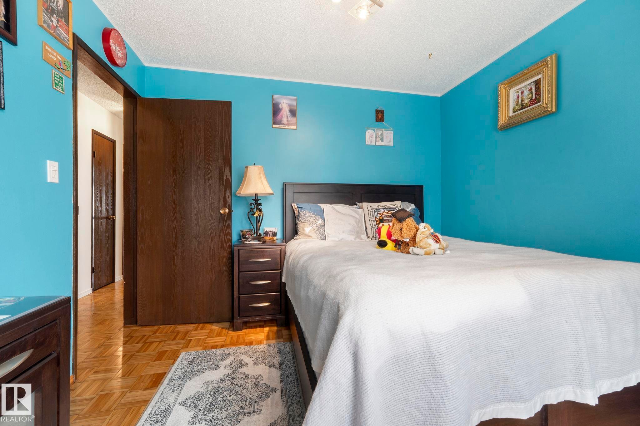8704 43 Avenue Nw, Edmonton, AB - Indoor Photo Showing Bedroom