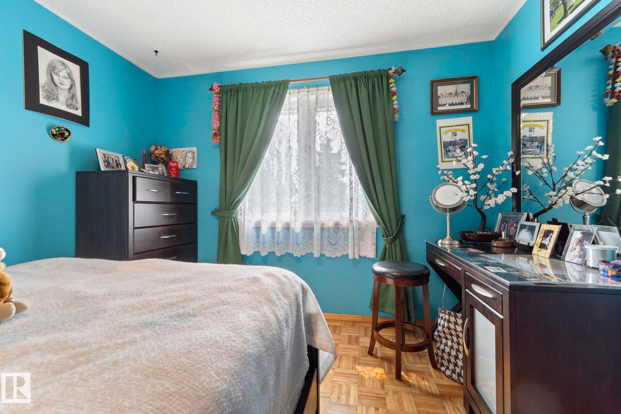 8704 43 Avenue Nw, Edmonton, AB - Indoor Photo Showing Bedroom