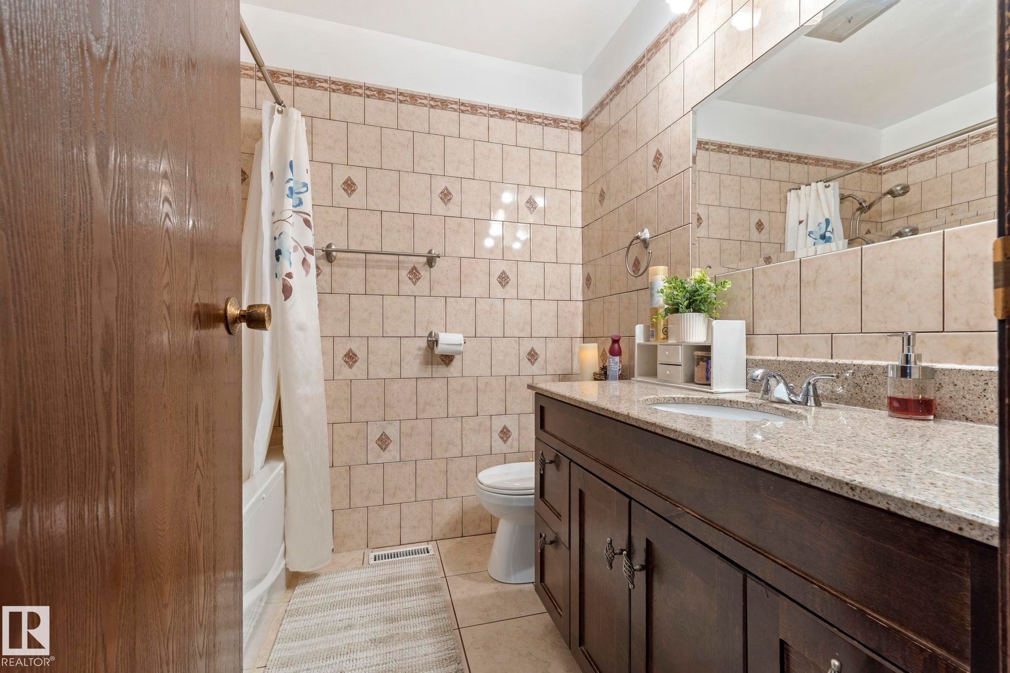 8704 43 Avenue Nw, Edmonton, AB - Indoor Photo Showing Bathroom