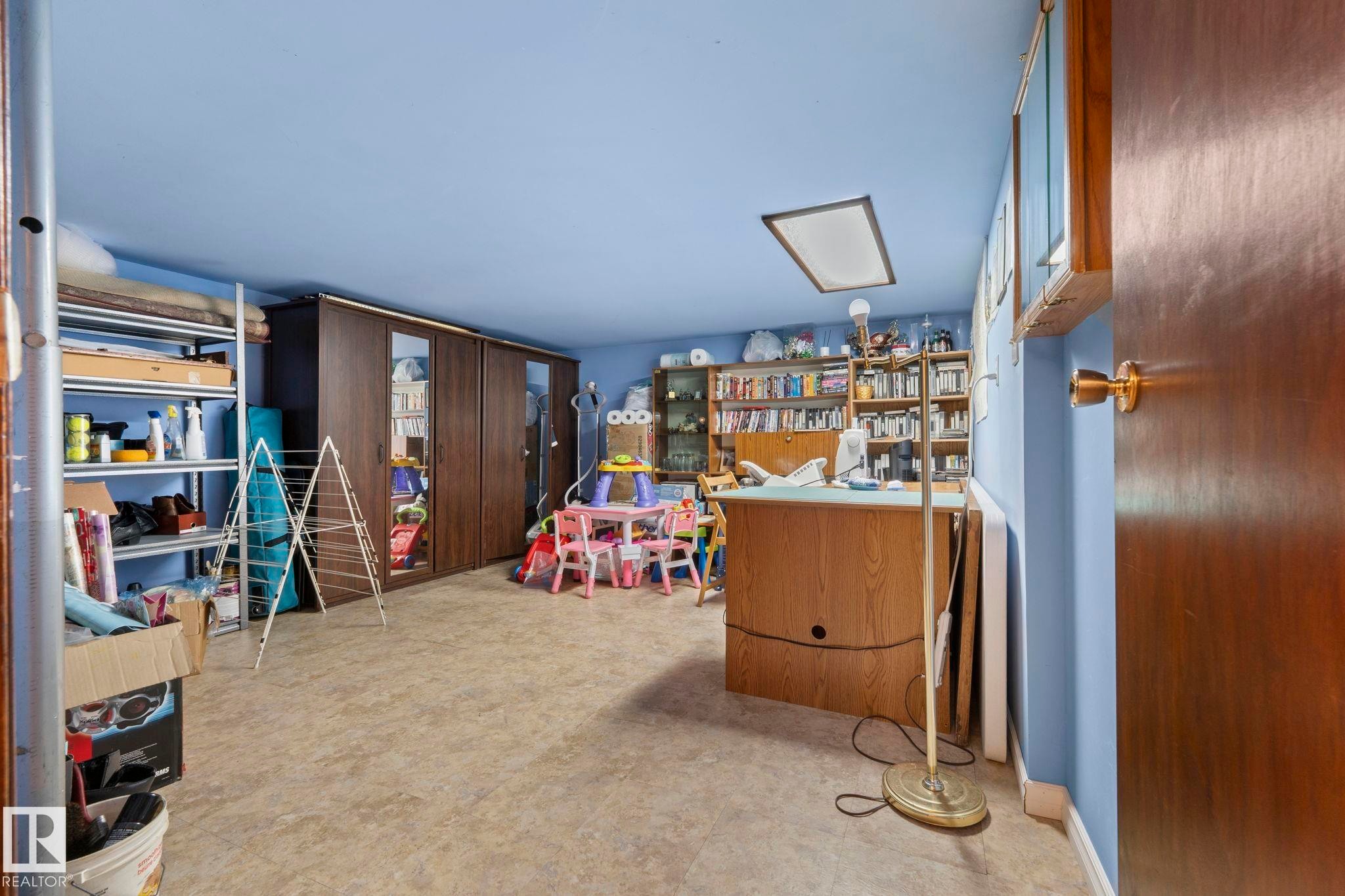 8704 43 Avenue Nw, Edmonton, AB - Indoor