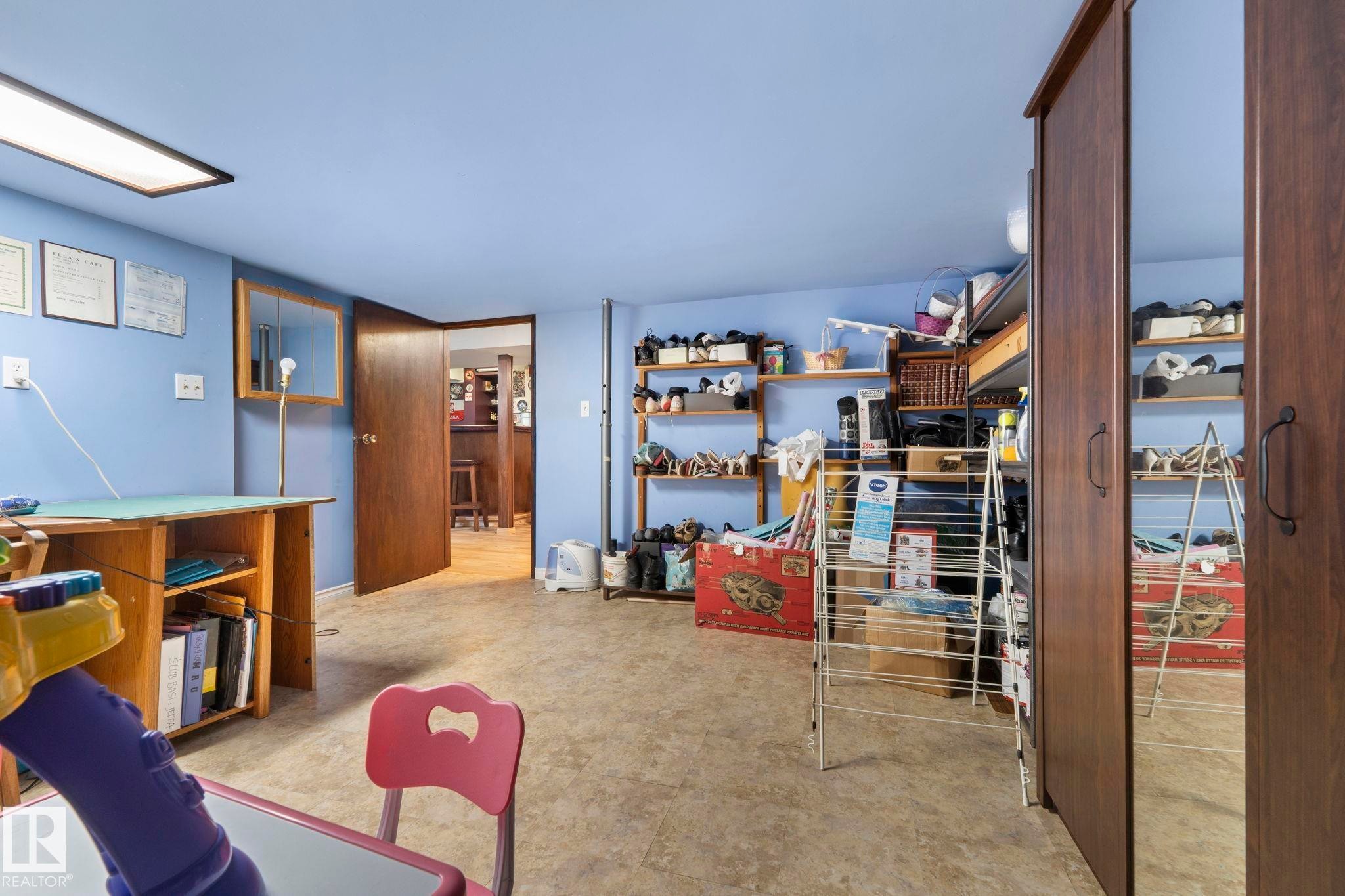 8704 43 Avenue Nw, Edmonton, AB - Indoor