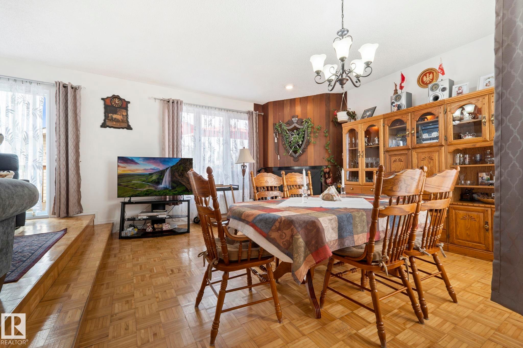 8704 43 Avenue Nw, Edmonton, AB - Indoor Photo Showing Dining Room