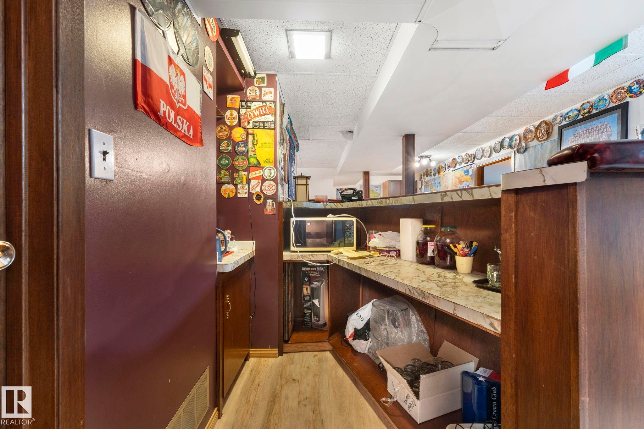 8704 43 Avenue Nw, Edmonton, AB - Indoor