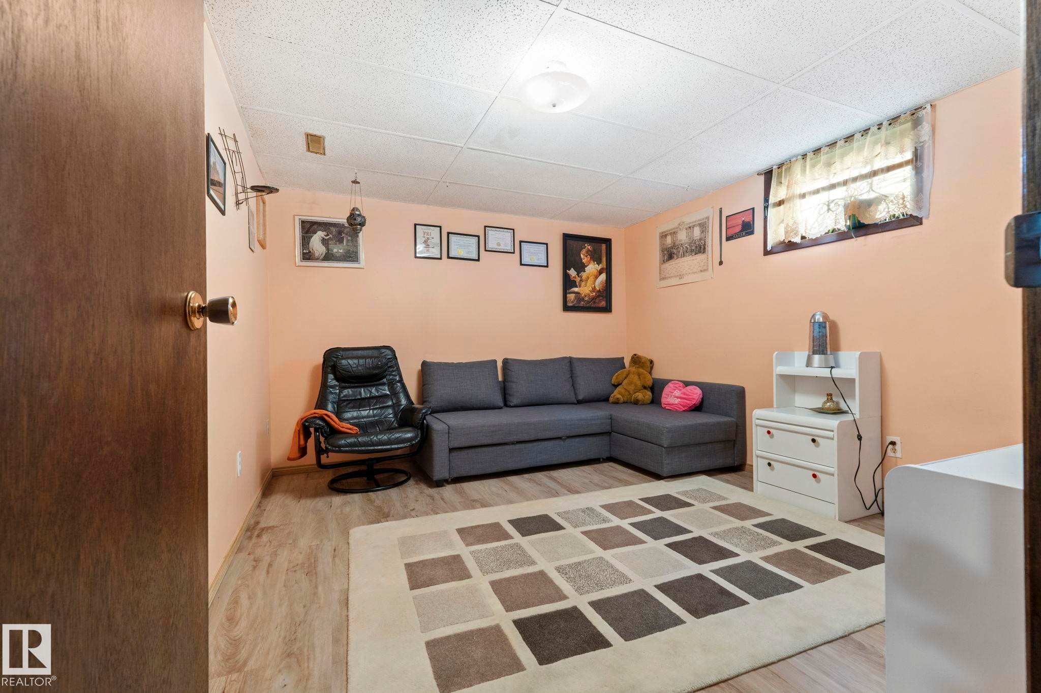 8704 43 Avenue Nw, Edmonton, AB - Indoor