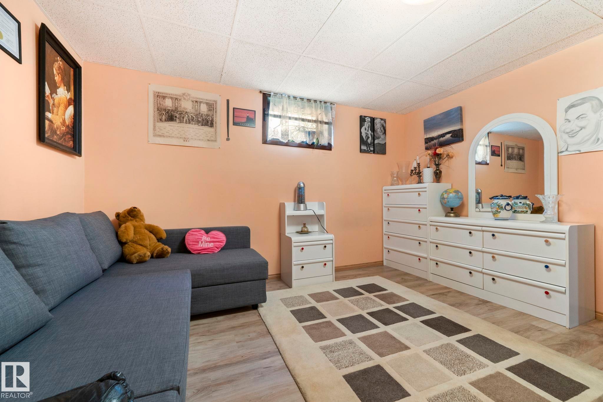 8704 43 Avenue Nw, Edmonton, AB - Indoor