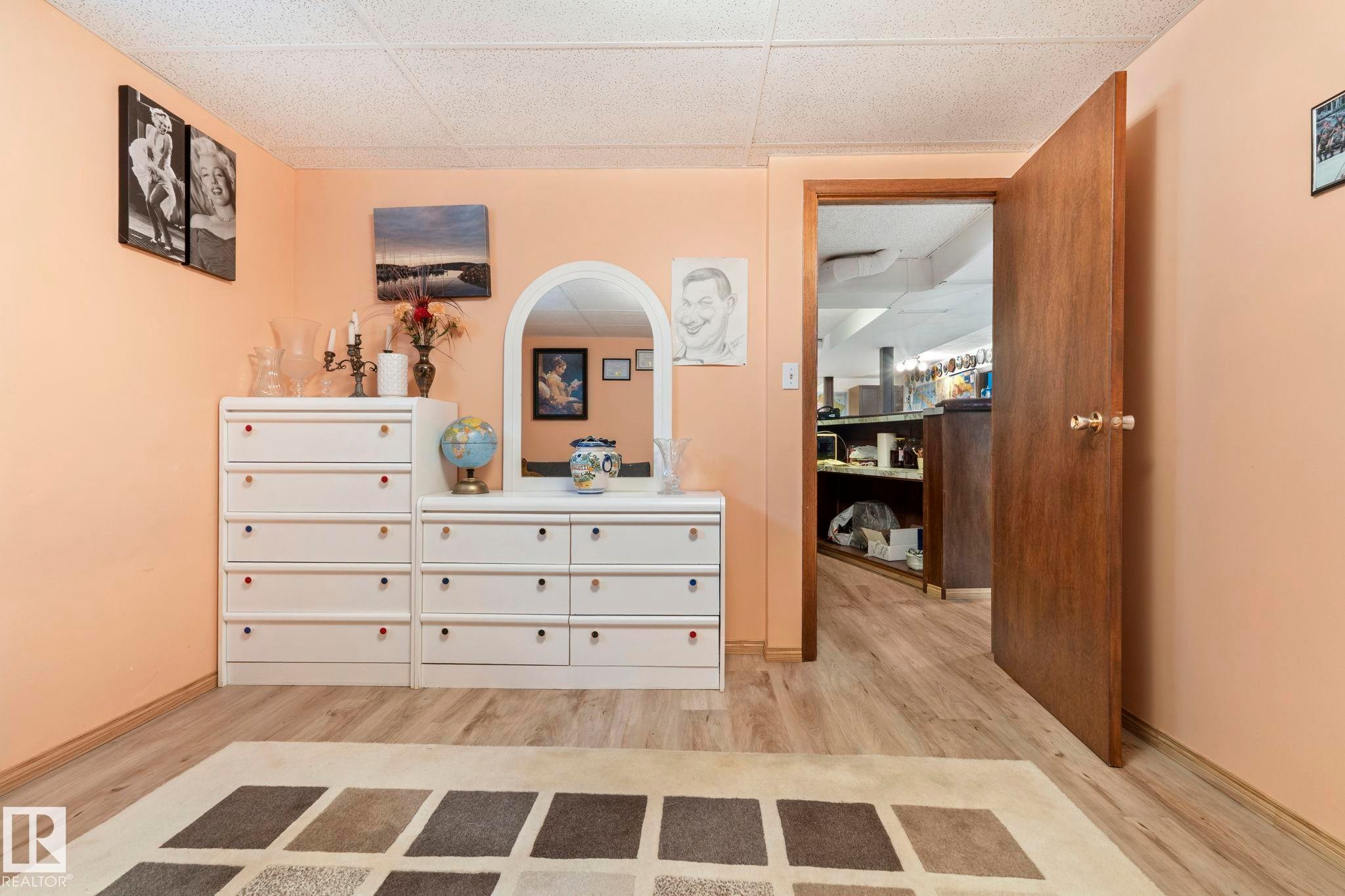 8704 43 Avenue Nw, Edmonton, AB - Indoor