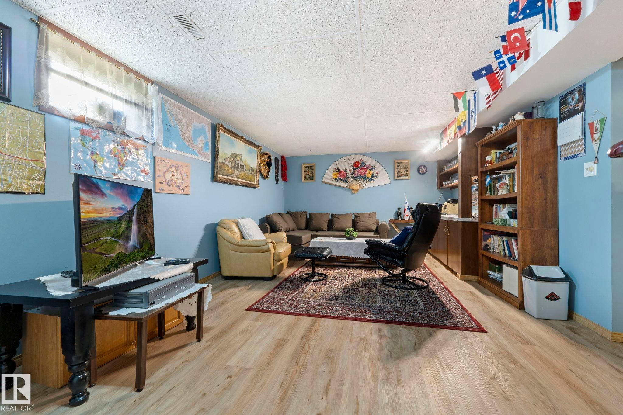 8704 43 Avenue Nw, Edmonton, AB - Indoor