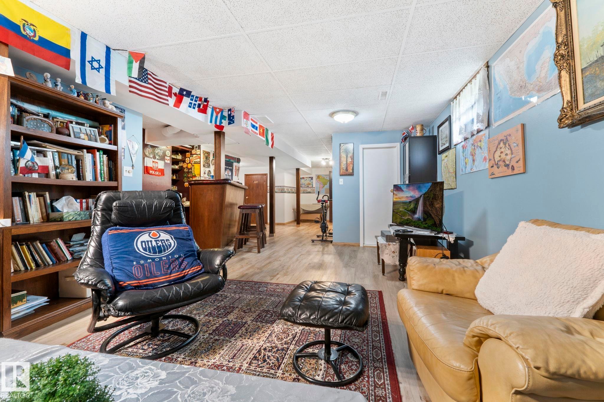 8704 43 Avenue Nw, Edmonton, AB - Indoor