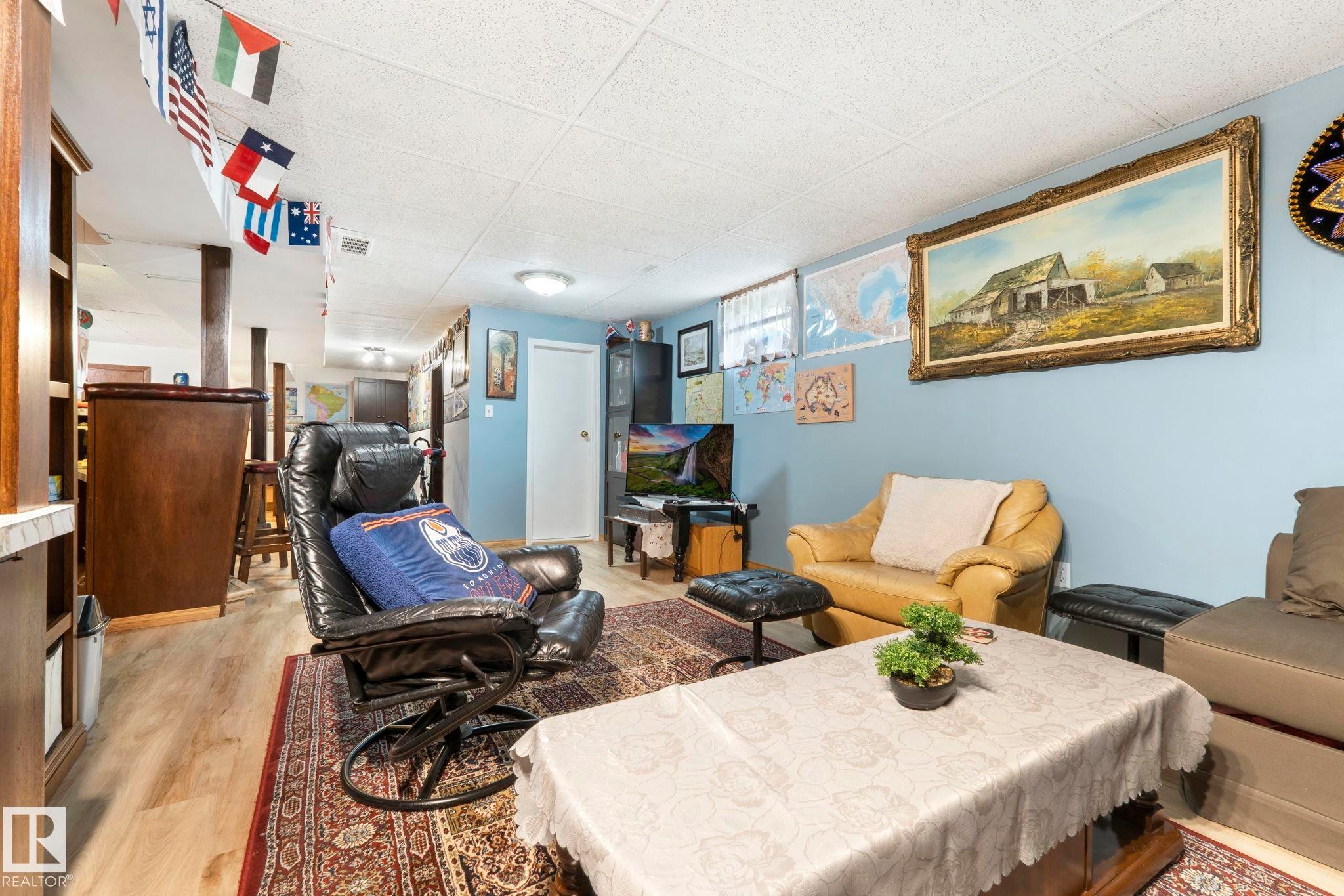 8704 43 Avenue Nw, Edmonton, AB - Indoor Photo Showing Living Room